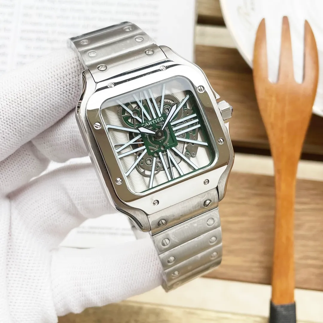 【Customized all-in-one machine】💰1440! Cartier Santos (Men's Favorite) Quartz Movement Type: Santos Series (Sales Champion) Strap: 316L fine steel strap Case: Made of 316L fine steel, the "water chestnut, curvature, sand, and stitching" are all polished with the same craftsmanship as the genuine product. This effect cannot be achieved. Mirror: sapphire mirror Movement: hollow quartz movement Size: 39*47.5 Thickness 11MM