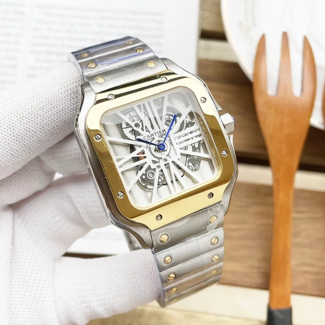 【Customized all-in-one machine】💰1440! Cartier Santos (Men's Favorite) Quartz Movement Type: Santos Series (Sales Champion) Strap: 316L fine steel strap Case: Made of 316L fine steel, the "water chestnut, curvature, sand, and stitching" are all polished with the same craftsmanship as the genuine product. This effect cannot be achieved. Mirror: sapphire mirror Movement: hollow quartz movement Size: 39*47.5 Thickness 11MM