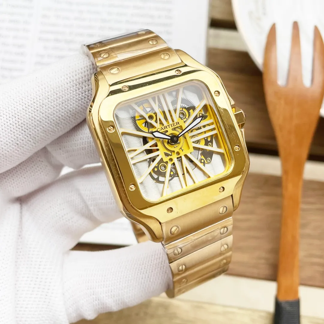 【Customized all-in-one machine】💰1440! Cartier Santos (Men's Favorite) Quartz Movement Type: Santos Series (Sales Champion) Strap: 316L fine steel strap Case: Made of 316L fine steel, the "water chestnut, curvature, sand, and stitching" are all polished with the same craftsmanship as the genuine product. This effect cannot be achieved. Mirror: sapphire mirror Movement: hollow quartz movement Size: 39*47.5 Thickness 11MM