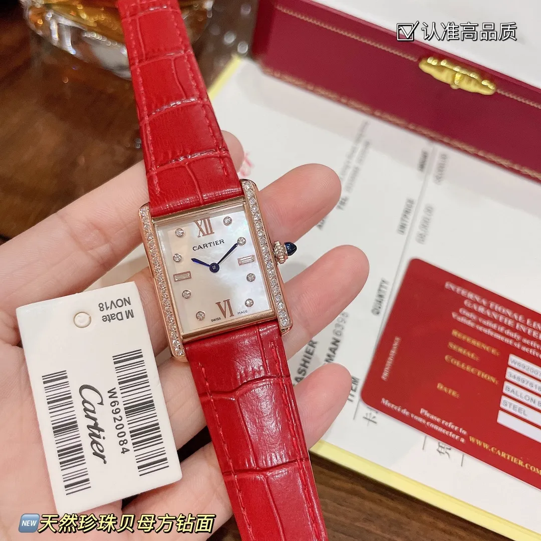 【High-end replica】💰1300! The new design of the Cartier Tank Solo square watch defeats the tradition and reaches a new height of beauty. 💋 Those who like square watches 🤗 can choose this Cartier tank. It is very cost-effective. Swiss quartz movement ✔Versatile size 25.5x33.7mm. The dial is made of high-grade mother-of-pearl. The dial is elegant and refined. Look for high quality!