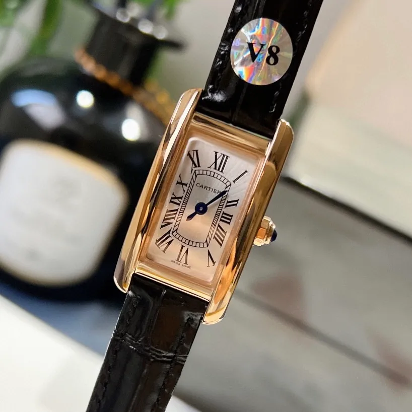 【High-end replica】💰1240! Taiwan factory Cartier Tank series-💗Cartier Tank Américaine watch, small model, three sizes in one. It adopts sapphire crystal mirror and Swiss quartz movement. Original open mold, stainless steel case, octagonal crown, set with a synthetic blue spinel, silver-plated dial, sword-shaped blue steel hands, with original smooth folding clasp, made of imported multi-color pebbled calfskin. The large and elegant watch is favored by experts. Case dimensions: 34.80 x 19.00 mm.