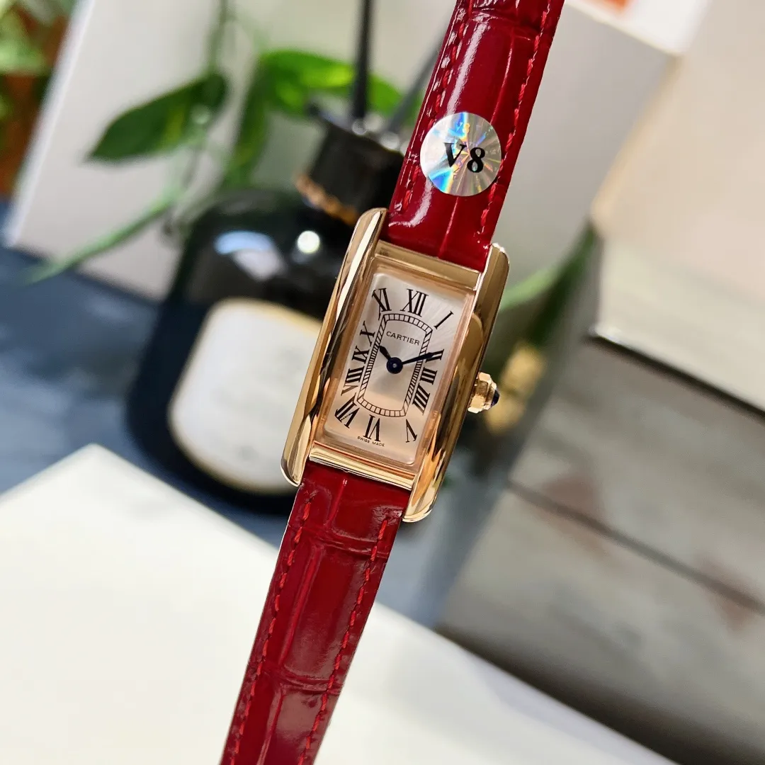 【High-end replica】💰1240! Taiwan factory Cartier Tank series-💗Cartier Tank Américaine watch, small model, three sizes in one. It adopts sapphire crystal mirror and Swiss quartz movement. Original open mold, stainless steel case, octagonal crown, set with a synthetic blue spinel, silver-plated dial, sword-shaped blue steel hands, with original smooth folding clasp, made of imported multi-color pebbled calfskin. The large and elegant watch is favored by experts. Case dimensions: 34.80 x 19.00 mm.