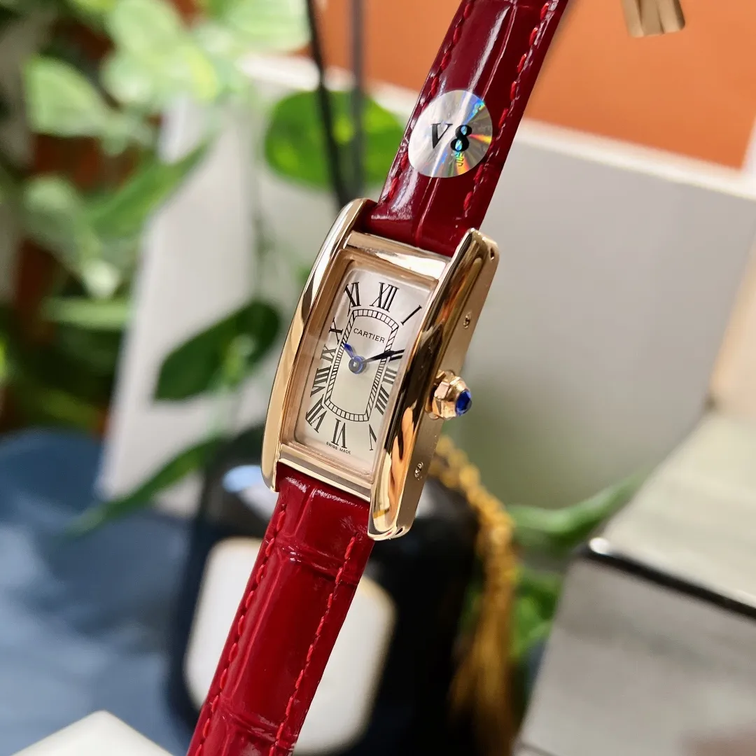 【High-end replica】💰1240! Taiwan factory Cartier Tank series-💗Cartier Tank Américaine watch, small model, three sizes in one. It adopts sapphire crystal mirror and Swiss quartz movement. Original open mold, stainless steel case, octagonal crown, set with a synthetic blue spinel, silver-plated dial, sword-shaped blue steel hands, with original smooth folding clasp, made of imported multi-color pebbled calfskin. The large and elegant watch is favored by experts. Case dimensions: 34.80 x 19.00 mm.