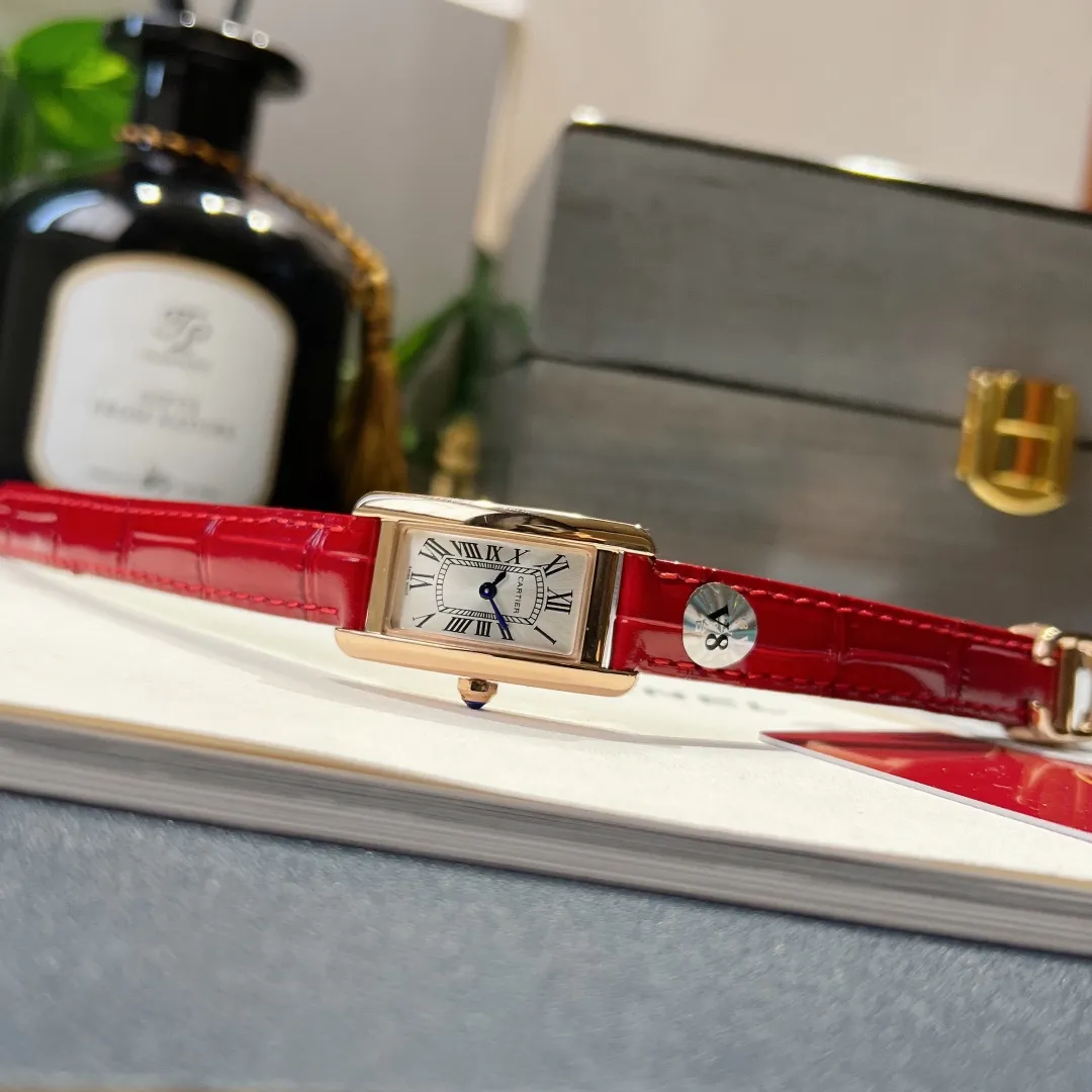 【High-end replica】💰1240! Taiwan factory Cartier Tank series-💗Cartier Tank Américaine watch, small model, three sizes in one. It adopts sapphire crystal mirror and Swiss quartz movement. Original open mold, stainless steel case, octagonal crown, set with a synthetic blue spinel, silver-plated dial, sword-shaped blue steel hands, with original smooth folding clasp, made of imported multi-color pebbled calfskin. The large and elegant watch is favored by experts. Case dimensions: 34.80 x 19.00 mm.