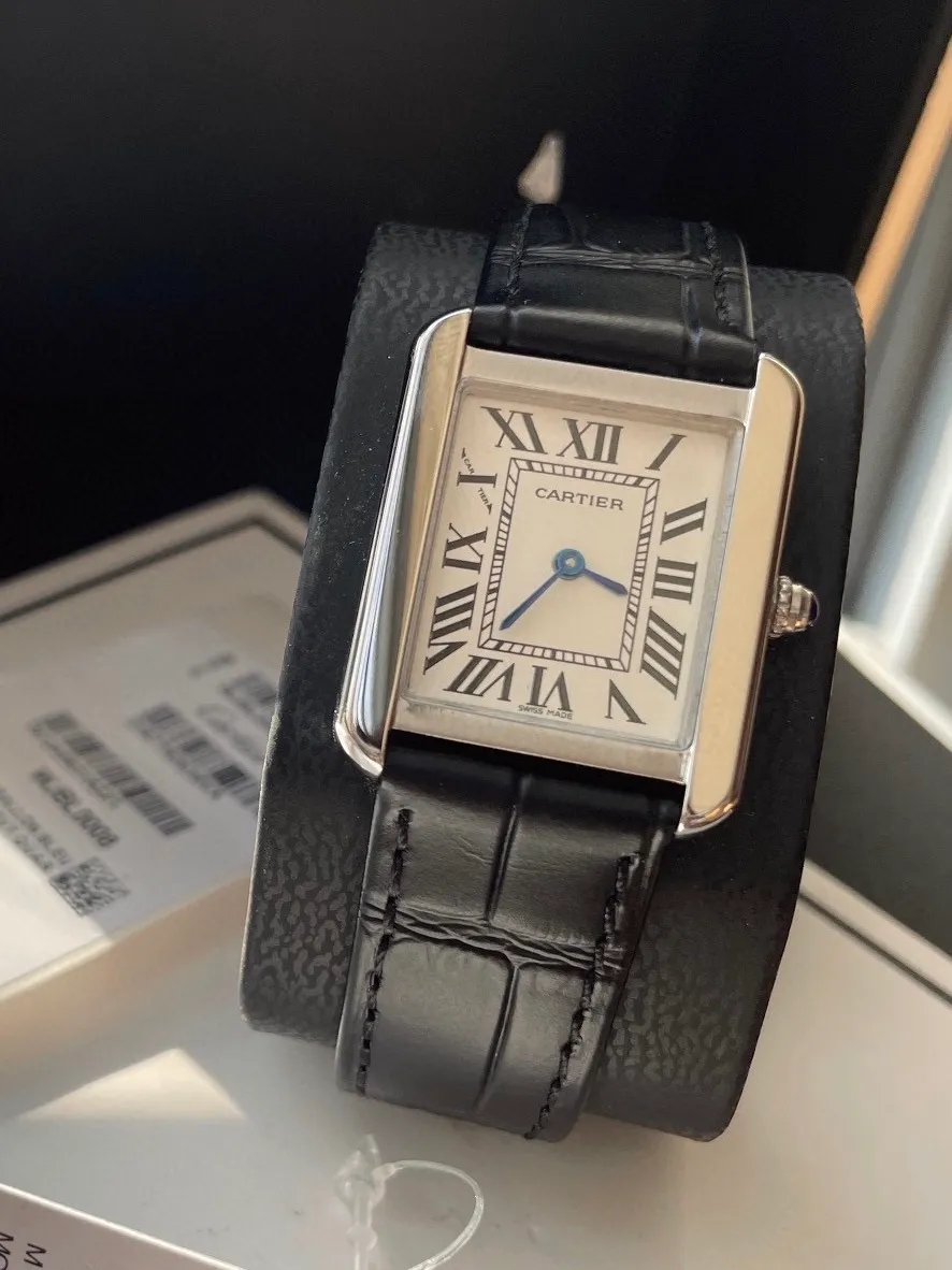 【High-end replica】💰1040! Cartier tank series retro watch TANK tank series! The lettering adopts three-dimensional protrusion, 316L stainless steel version, couple watch, imported Swiss movement, three codes in one. Medium size 27MMX34MM, small size 24MMX31MM. The details are polished, the color of the hands, the curvature of the handle, the original pebbled leather belt, the original stainless steel belt, with sticker code, color distribution: white shell, gold shell, rose gold shell, strap colors are complete! Imported Swiss movement, Sapphire TankSolo’s ingenuity is worth owning!