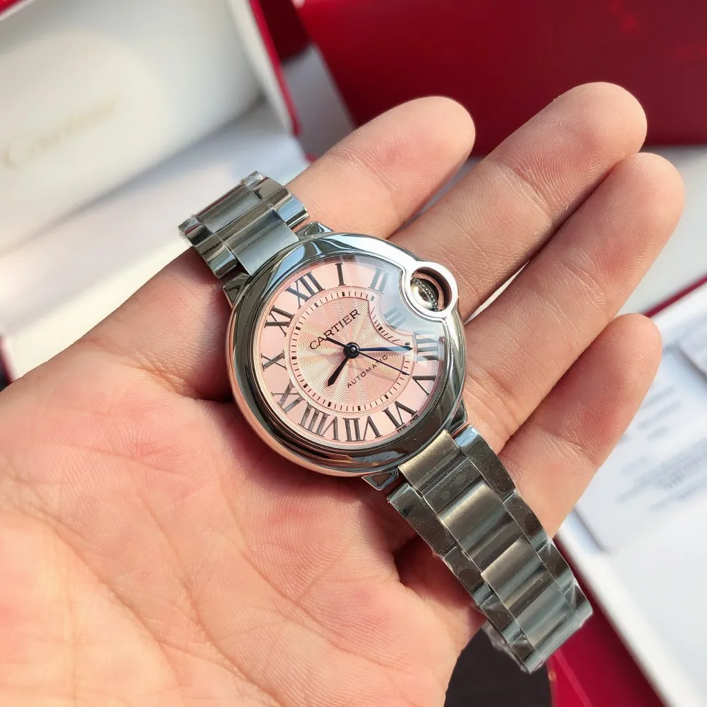 【Customized all-in-one machine】💰2360! 【Top replica】💰3300! Cartier 33mm blue balloon arrives! The exclusive quality of the classic blue balloon, a must-have model for goddesses. Highlight 1: The case is slender, the body has beautiful curvature, the lines are clear and full, the crown is in the middle, and the thickness of the body is only 10.8mm [strong] Highlight 2: The color of the crown appears sapphire blue under natural light and ruby red under the luminous pen. This technology is first used in the Citizen movement version [strong] Highlight 3: Same core as the big manufacturer, equipped with high-end women's mechanical movement Seiko NH05. This movement is widely used in women's models from big manufacturers, with excellent performance [strong] Highlight 4: Sapphire mirror, five-layer fisheye sapphire glass mirror, gracefully positioned crescent edge on the head, the slope and curvature are consistent with the original [strong] Highlight 5: Steel-band oscillating screws, using synchronous technology from big manufacturers, order original synchronous oscillating screws at a high price [strong] Based on the above-mentioned details, the overall shell shape and appearance lines are exquisite, with a high degree of integration and a number of high-end craftsmanship integrated into one, making it attractive for those who prefer low-cost products [Seduce]