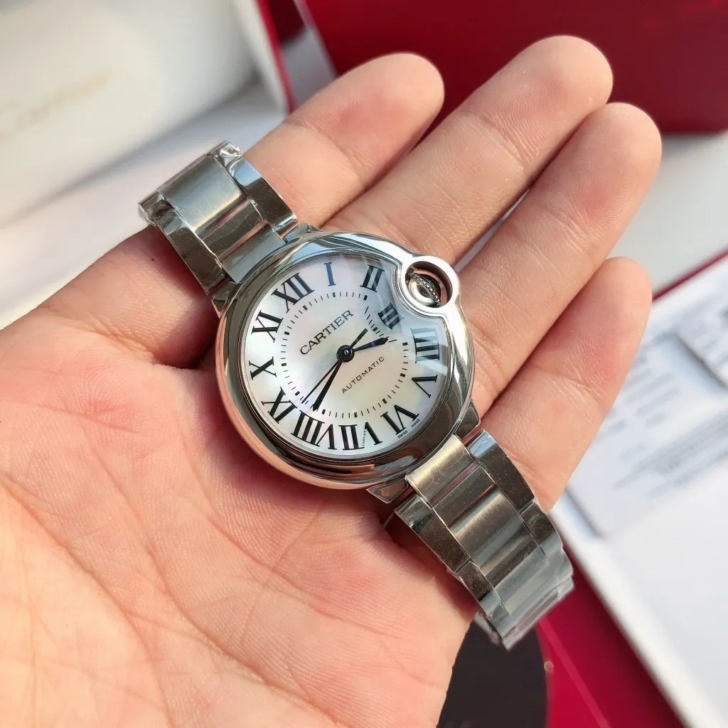 【Customized all-in-one machine】💰2360! 【Top replica】💰3300! Cartier 33mm blue balloon arrives! The exclusive quality of the classic blue balloon, a must-have model for goddesses. Highlight 1: The case is slender, the body has beautiful curvature, the lines are clear and full, the crown is in the middle, and the thickness of the body is only 10.8mm [strong] Highlight 2: The color of the crown appears sapphire blue under natural light and ruby red under the luminous pen. This technology is first used in the Citizen movement version [strong] Highlight 3: Same core as the big manufacturer, equipped with high-end women's mechanical movement Seiko NH05. This movement is widely used in women's models from big manufacturers, with excellent performance [strong] Highlight 4: Sapphire mirror, five-layer fisheye sapphire glass mirror, gracefully positioned crescent edge on the head, the slope and curvature are consistent with the original [strong] Highlight 5: Steel-band oscillating screws, using synchronous technology from big manufacturers, order original synchronous oscillating screws at a high price [strong] Based on the above-mentioned details, the overall shell shape and appearance lines are exquisite, with a high degree of integration and a number of high-end craftsmanship integrated into one, making it attractive for those who prefer low-cost products [Seduce]