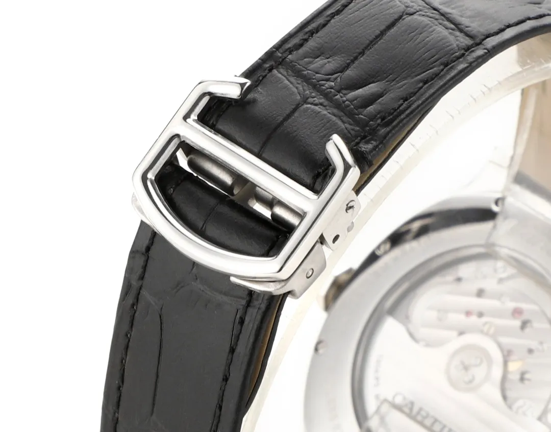 TW's new product is grandly launched [unparalleled, upright and elegant] TW's new product - Cartier Drive de Cartier series watches. The elegant and solemn pillow-shaped design combined with neat and generous line layout shows the masculine and unyielding charm of men. [Case] ​​Watch data 40mmX41mmX12mm (the thinnest on the market). The unique pillow-shaped case is top-notch in workmanship, and the clear and full arc lines are reproduced in place. TW strives for excellence to restore the experience closest to the original version for our watch friends. [Technical breakthrough] Seagull movement is used to modify the original Cal.1904-PS MC movement. The automatic rotor and large and small splints are all rhodium-plated. The position of the balance wheel is consistent with the original product, and the simulation is close to that of the counter. [Wonderful details] 1. The original mold is purchased exclusively in the market 2. The quenched blue steel hands are full and three-dimensional 3. The classic button lock pattern on the dial is delicate and coordinated 4. The 12 Roman logos are superimposed and printed, resulting in a round and neat effect. Calm and restrained, with superb craftsmanship, produced by TW, it adds a unique touch to your wrist.