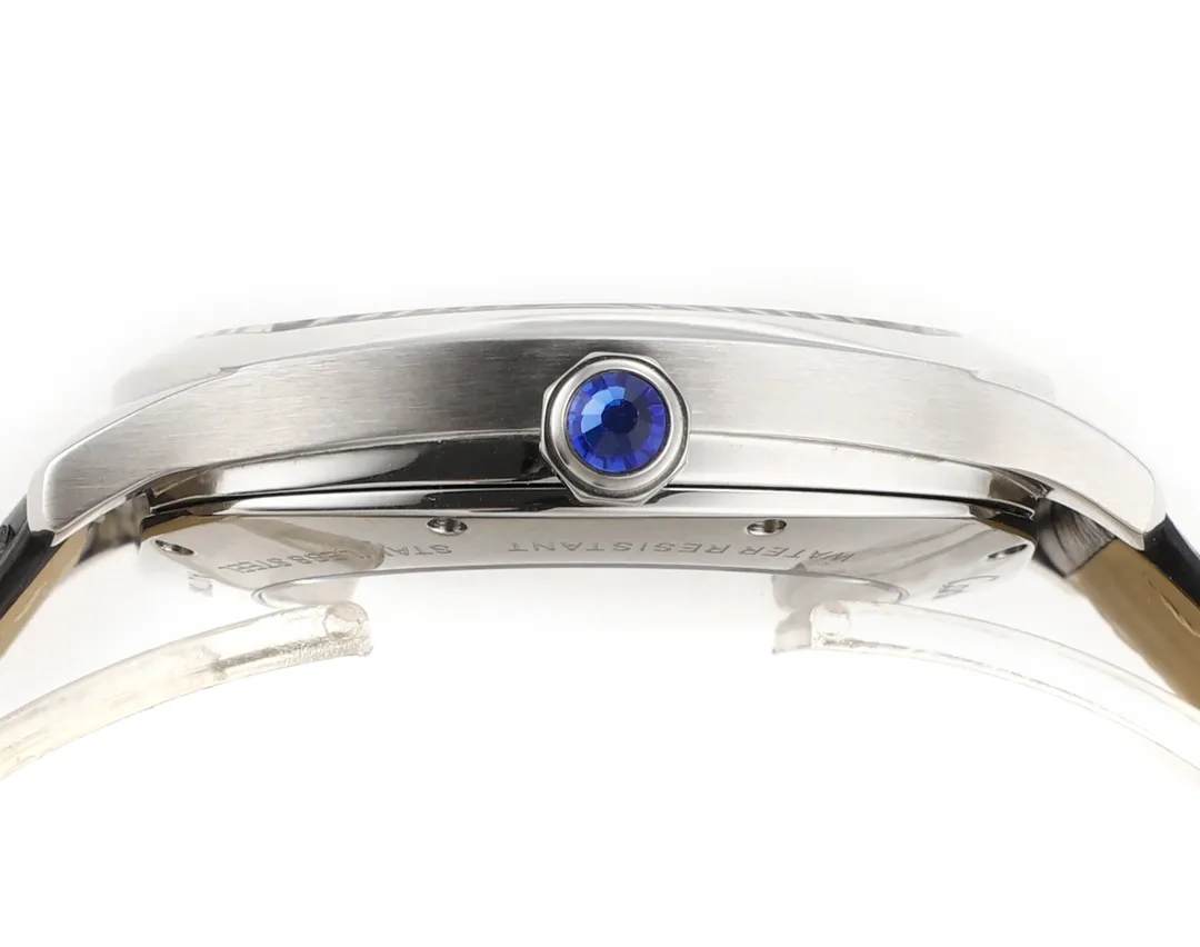 TW's new product is grandly launched [unparalleled, upright and elegant] TW's new product - Cartier Drive de Cartier series watches. The elegant and solemn pillow-shaped design combined with neat and generous line layout shows the masculine and unyielding charm of men. [Case] ​​Watch data 40mmX41mmX12mm (the thinnest on the market). The unique pillow-shaped case is top-notch in workmanship, and the clear and full arc lines are reproduced in place. TW strives for excellence to restore the experience closest to the original version for our watch friends. [Technical breakthrough] Seagull movement is used to modify the original Cal.1904-PS MC movement. The automatic rotor and large and small splints are all rhodium-plated. The position of the balance wheel is consistent with the original product, and the simulation is close to that of the counter. [Wonderful details] 1. The original mold is purchased exclusively in the market 2. The quenched blue steel hands are full and three-dimensional 3. The classic button lock pattern on the dial is delicate and coordinated 4. The 12 Roman logos are superimposed and printed, resulting in a round and neat effect. Calm and restrained, with superb craftsmanship, produced by TW, it adds a unique touch to your wrist.
