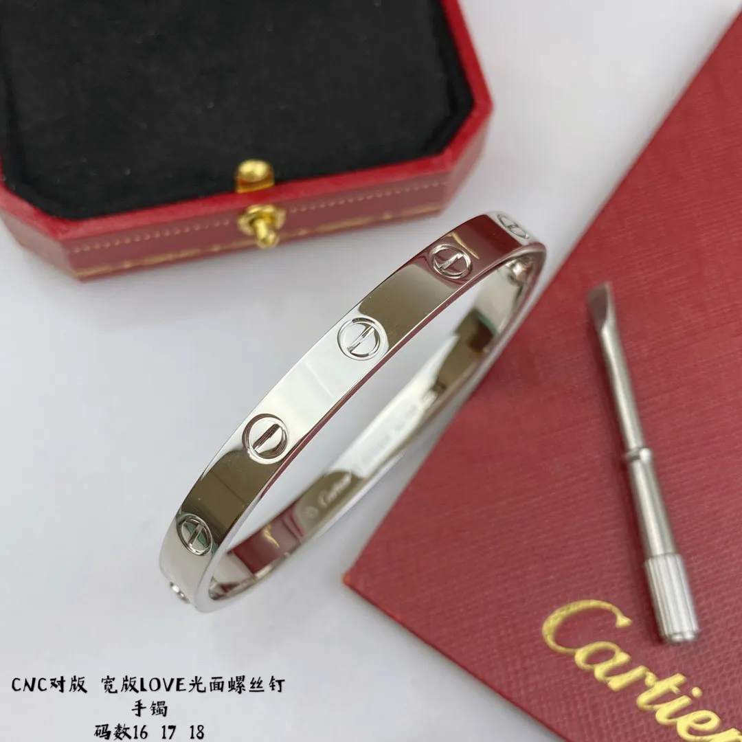 【High-end replica】💰320! Cartier wide glossy LOVE bracelet 👍 High-grade precision production Nail polishing Screwdriver opening design ⚠ 90-degree screw tightening The hand is generous and elegant 🌹 Classic among classics No diamonds are very good to match Whether worn alone or stacked, the meaning of the LOVE bracelet is to lock in a lifetime of love, and every scratch has her story