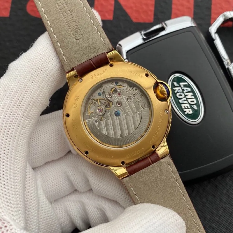 [High-end import]💰1380 Cartier🔥Latest design🔥New face of Rome🔥 [Type]: Fine men's watch [Strap]: Genuine leather strap (comfortable and durable) [Movement]: Top-notch fully automatic mechanical movement [Mirror]: Mineral-strengthened glass (higher definition) Elegant taste Vast and majestic Ingenuity A treasure for the wrist Size: 42mm in diameter and 12mm thick Hot on the market! Welcome to reprint!