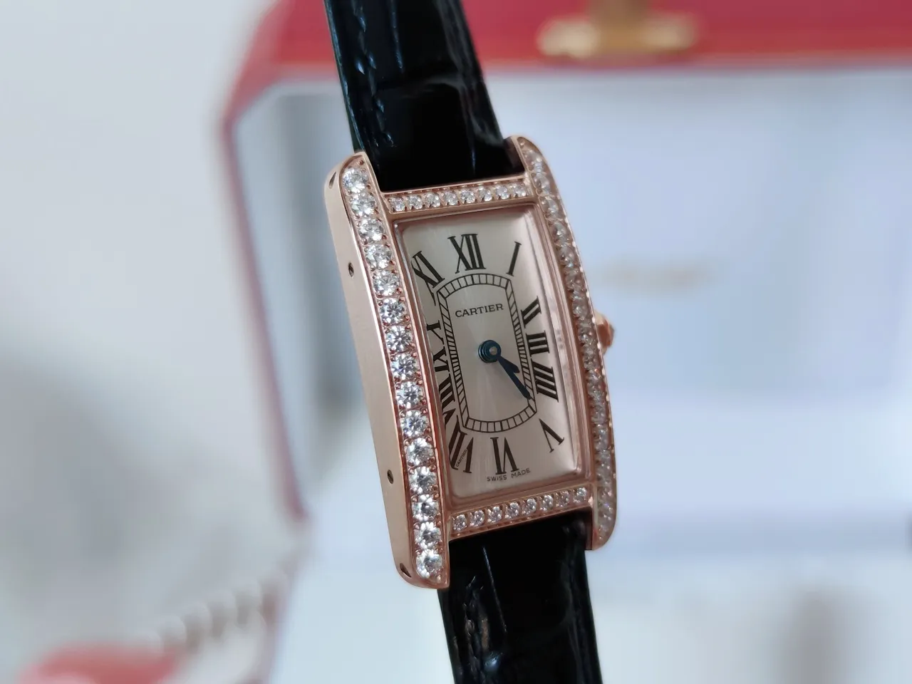 【High-end replica】💰1440! Cartier Tank Américaine watch, small model, with sapphire mirror and Swiss quartz movement. Original open mold, stainless steel case, octagonal crown, set with a synthetic blue spinel, silver-plated dial, sword-shaped blue steel hands, with original smooth folding clasp, made of imported multi-color calfskin. Tank Américaine is a large and elegant watch that is favored by connoisseurs. Case dimensions: 34.80 x 19.00 mm.
