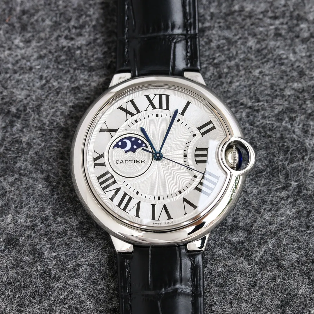 42 size 3-pin [Taiwan factory blue balloon star series 42, 37 real star functions, with 8217 Japanese movement, Swiss quartz 42, 37, 33, stars are fake functions] 🌹 Cartier blue balloon series, this series of watches is famous for its delicate style and elegant style in the Cartier watchmaking industry. Of course, this watch must have such characteristics. The color of the stainless steel case makes the watch as light as a balloon, and the blue crown seems to have disobediently deviated from the original planned trajectory, like a playful couple. The Roman numerals on the dial look retro and deep, decorated with guilloche patterns and sword-shaped hands. The entire watch gives people a delicate and considerate feel. Isn’t this what couples need? Built-in: Japanese Citizen fully automatic machine, water drop (fish eye bubble) sapphire glass mirror, highly waterproof, burnt steel blue pointer color, head curvature🎈