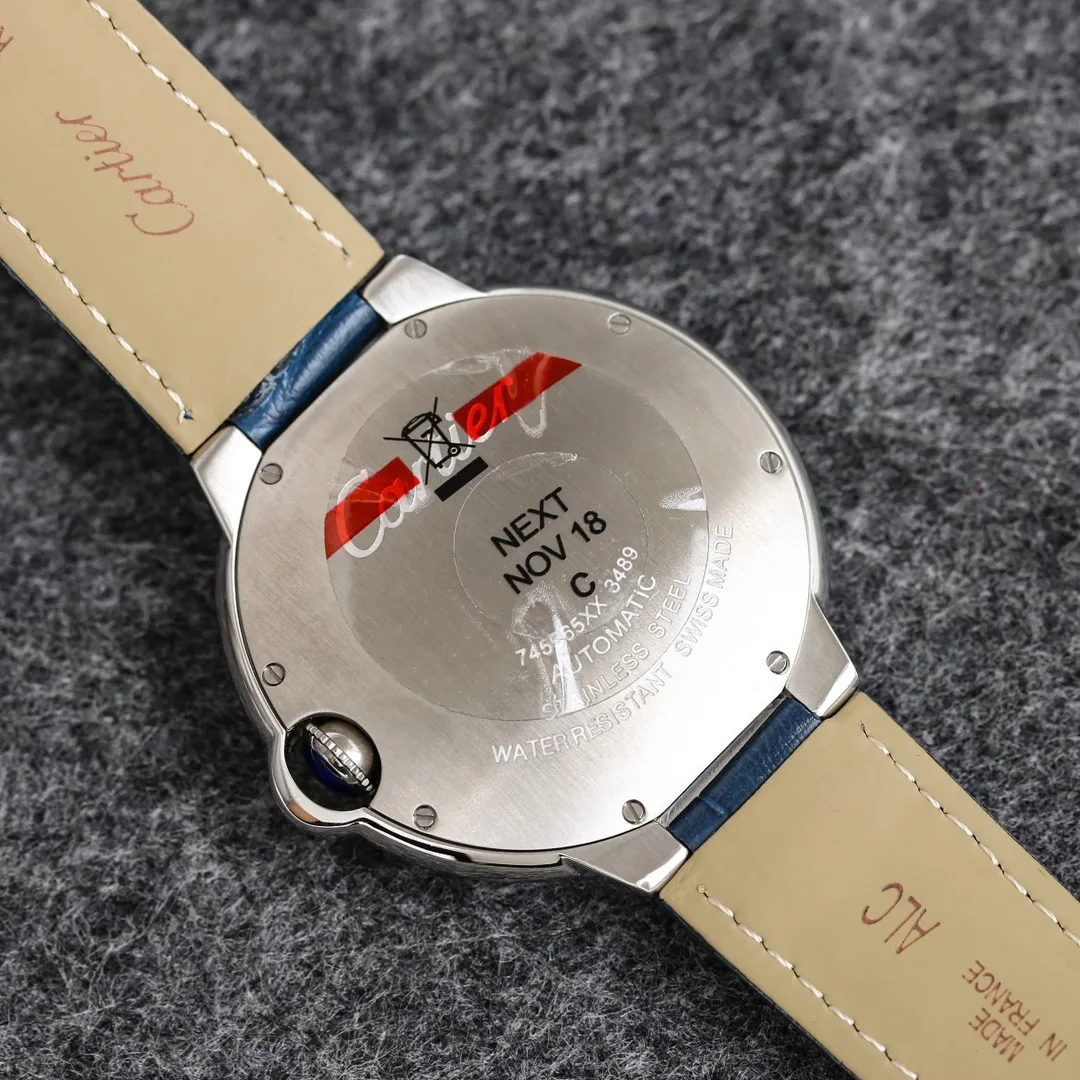 42 size 3-pin [Taiwan factory blue balloon star series 42, 37 real star functions, with 8217 Japanese movement, Swiss quartz 42, 37, 33, stars are fake functions] 🌹 Cartier blue balloon series, this series of watches is famous for its delicate style and elegant style in the Cartier watchmaking industry. Of course, this watch must have such characteristics. The color of the stainless steel case makes the watch as light as a balloon, and the blue crown seems to have disobediently deviated from the original planned trajectory, like a playful couple. The Roman numerals on the dial look retro and deep, decorated with guilloche patterns and sword-shaped hands. The entire watch gives people a delicate and considerate feel. Isn’t this what couples need? Built-in: Japanese Citizen fully automatic machine, water drop (fish eye bubble) sapphire glass mirror, highly waterproof, burnt steel blue pointer color, head curvature🎈