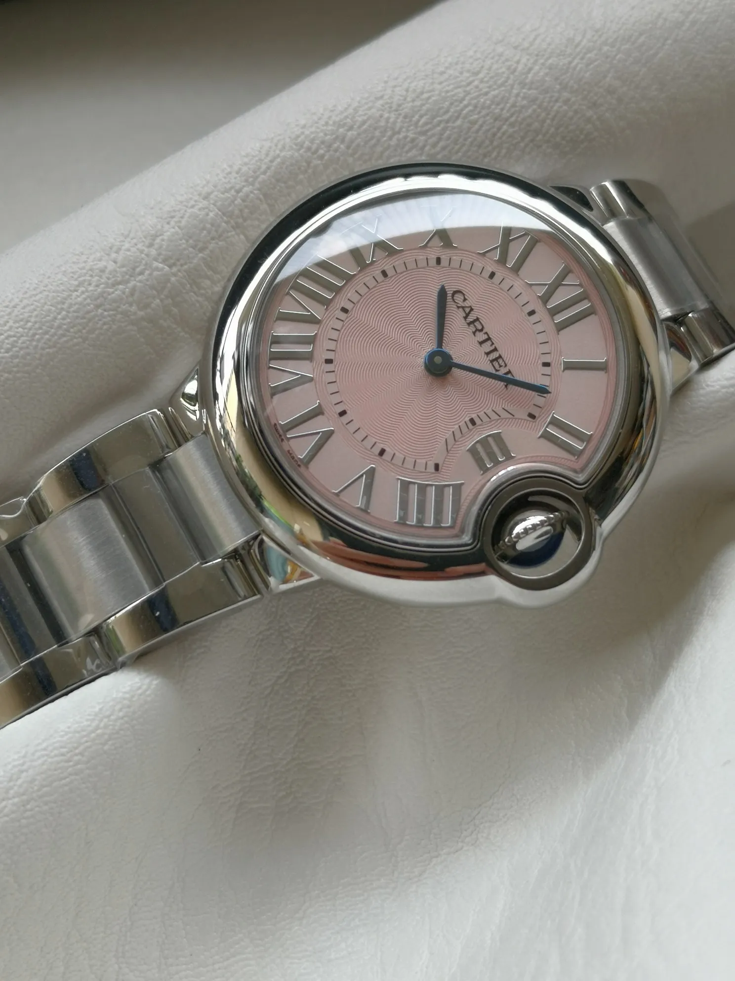 【High-end replica】💰1120! Taiwan factory 💰1720! Top replica 💰Private chat! Cartier Blue Balloon series watch (guilloché dial, sword-shaped blue steel hands, quartz, 33mm), pays tribute to the retrograde, God bless the world! This picture was taken as a top-notch replica!