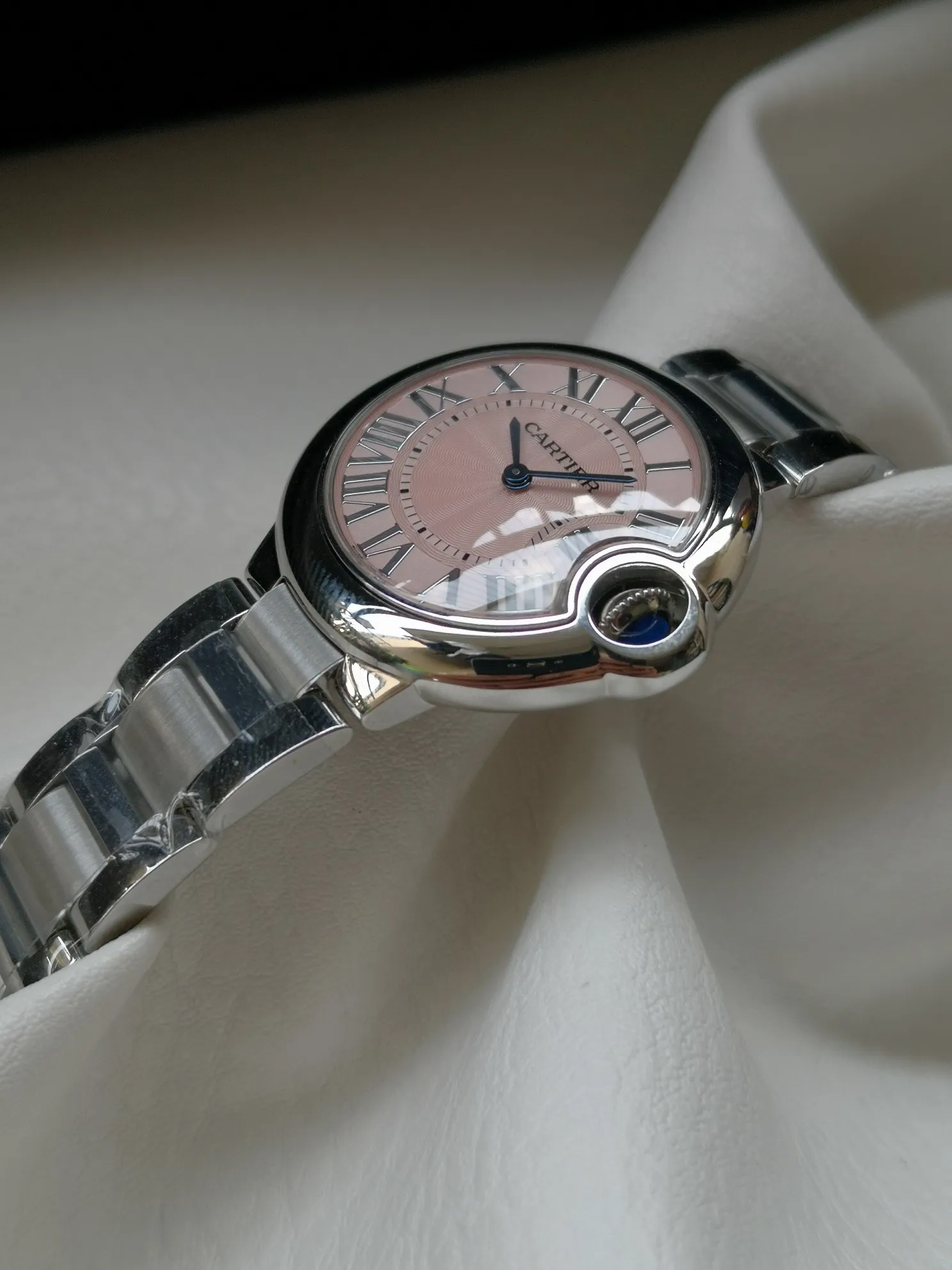 【High-end replica】💰1120! Taiwan factory 💰1720! Top replica 💰Private chat! Cartier Blue Balloon series watch (guilloché dial, sword-shaped blue steel hands, quartz, 33mm), pays tribute to the retrograde, God bless the world! This picture was taken as a top-notch replica!