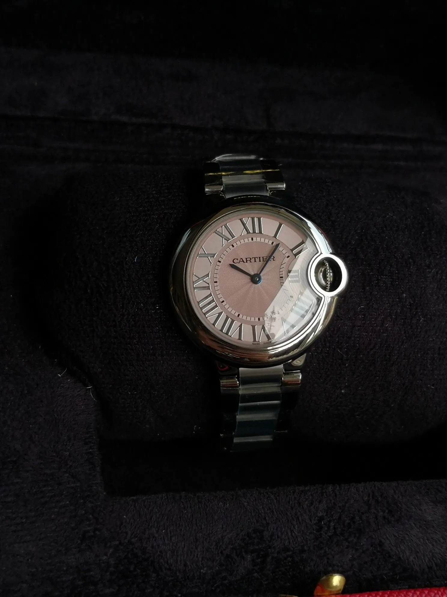 【High-end replica】💰1120! Taiwan factory 💰1720! Top replica 💰Private chat! Cartier Blue Balloon series watch (guilloché dial, sword-shaped blue steel hands, quartz, 33mm), pays tribute to the retrograde, God bless the world! This picture was taken as a top-notch replica!