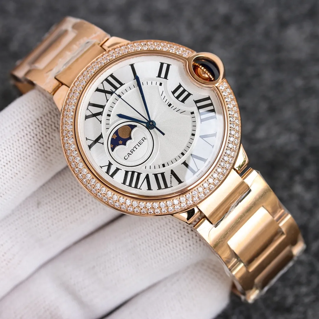 42 size 3-pin [Taiwan factory blue balloon star series 42, 37 real star functions, with 8217 Japanese movement, Swiss quartz 42, 37, 33, stars are fake functions] 🌹 Cartier blue balloon series, this series of watches is famous for its delicate style and elegant style in the Cartier watchmaking industry. Of course, this watch must have such characteristics. The color of the stainless steel case makes the watch as light as a balloon, and the blue crown seems to have disobediently deviated from the original planned trajectory, like a playful couple. The Roman numerals on the dial look retro and deep, decorated with guilloche patterns and sword-shaped hands. The entire watch gives people a delicate and considerate feel. Isn’t this what couples need? Built-in: Japanese Citizen fully automatic machine, water drop (fish eye bubble) sapphire glass mirror, highly waterproof, burnt steel blue pointer color, head curvature🎈