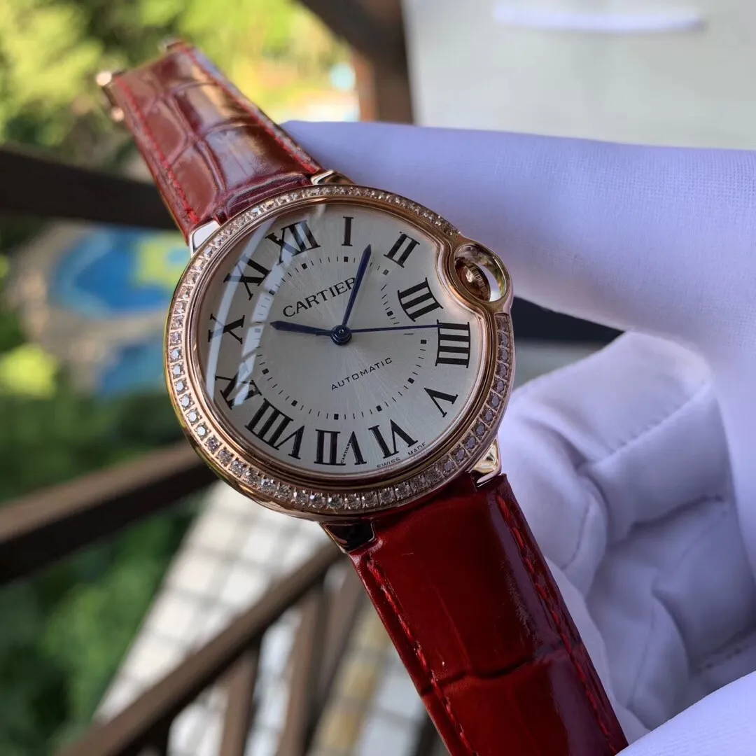 【Foreign trade import】💰2360! A new single row of diamonds from the Taiwan factory has arrived🌹Cartier Blue Balloon series. This series of watches is famous for its delicate style and elegant style in the Cartier watchmaking industry. Of course, this watch must have such characteristics. The color of the stainless steel case makes the watch as light as a balloon, and the blue crown seems to have disobediently deviated from the original planned trajectory, like a playful couple. The Roman numerals on the dial look retro and deep, decorated with guilloche patterns and sword-shaped hands. The entire watch gives people a delicate and considerate feel. Isn’t this what couples need? Built-in: Japanese Citizen fully automatic machine, water drop (fish eye bubble) sapphire glass mirror, highly waterproof, burnt steel blue pointer color, head curvature🎈 🔥Top quality products continue to be produced🔥