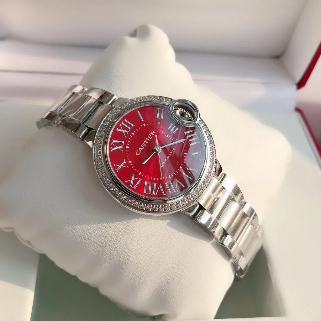 【Customized all-in-one machine】💰2560! 【Top replica】💰3500! Cartier 33mm blue balloon arrives! The exclusive quality of the classic blue balloon, a must-have model for goddesses. Highlight 1: The case is slender, the body has beautiful curvature, the lines are clear and full, the crown is in the middle, and the thickness of the body is only 10.8mm [strong] Highlight 2: The color of the crown appears sapphire blue under natural light and ruby red under the luminous pen. This technology is first used in the Citizen movement version [strong] Highlight 3: Same core as the big manufacturer, equipped with high-end women's mechanical movement Seiko NH05. This movement is widely used in women's models from big manufacturers, with excellent performance [strong] Highlight 4: Sapphire mirror, five-layer fisheye sapphire glass mirror, gracefully positioned crescent edge on the head, the slope and curvature are consistent with the original [strong] Highlight 5: Steel-band oscillating screws, using synchronous technology from big manufacturers, order original synchronous oscillating screws at a high price [strong] Based on the above-mentioned details, the overall shell shape and appearance lines are exquisite, with a high degree of integration and a number of high-end craftsmanship integrated into one, making it attractive for those who prefer low-cost products [Seduce]