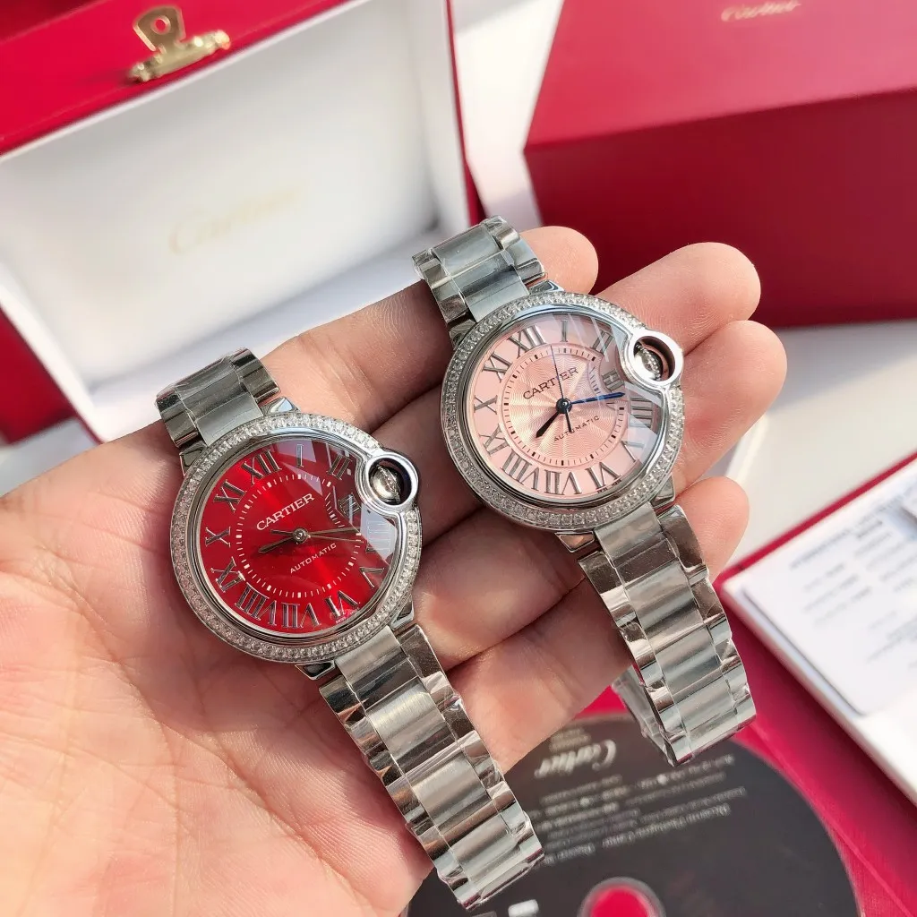 【Customized all-in-one machine】💰2560! 【Top replica】💰3500! Cartier 33mm blue balloon arrives! The exclusive quality of the classic blue balloon, a must-have model for goddesses. Highlight 1: The case is slender, the body has beautiful curvature, the lines are clear and full, the crown is in the middle, and the thickness of the body is only 10.8mm [strong] Highlight 2: The color of the crown appears sapphire blue under natural light and ruby red under the luminous pen. This technology is first used in the Citizen movement version [strong] Highlight 3: Same core as the big manufacturer, equipped with high-end women's mechanical movement Seiko NH05. This movement is widely used in women's models from big manufacturers, with excellent performance [strong] Highlight 4: Sapphire mirror, five-layer fisheye sapphire glass mirror, gracefully positioned crescent edge on the head, the slope and curvature are consistent with the original [strong] Highlight 5: Steel-band oscillating screws, using synchronous technology from big manufacturers, order original synchronous oscillating screws at a high price [strong] Based on the above-mentioned details, the overall shell shape and appearance lines are exquisite, with a high degree of integration and a number of high-end craftsmanship integrated into one, making it attractive for those who prefer low-cost products [Seduce]