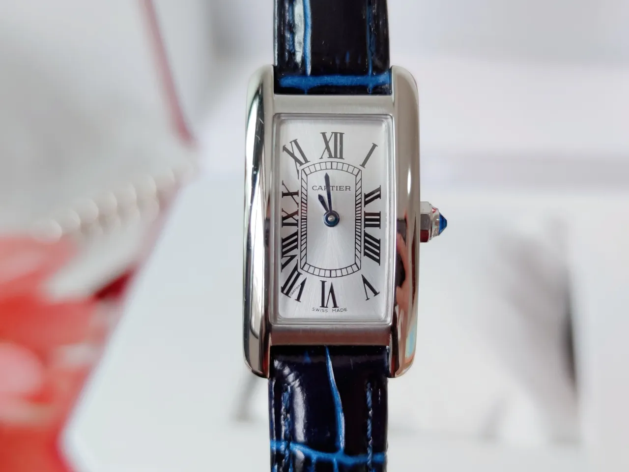 【High-end replica】💰1440! Cartier Tank Américaine watch, small model, with sapphire mirror and Swiss quartz movement. Original open mold, stainless steel case, octagonal crown, set with a synthetic blue spinel, silver-plated dial, sword-shaped blue steel hands, with original smooth folding clasp, made of imported multi-color calfskin. Tank Américaine is a large and elegant watch that is favored by connoisseurs. Case dimensions: 34.80 x 19.00 mm.