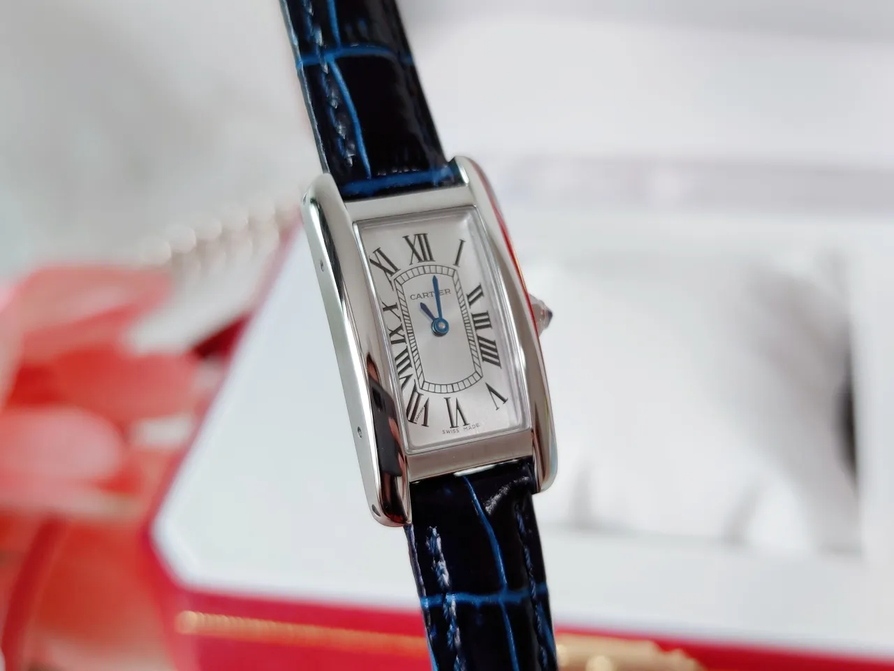 【High-end replica】💰1440! Cartier Tank Américaine watch, small model, with sapphire mirror and Swiss quartz movement. Original open mold, stainless steel case, octagonal crown, set with a synthetic blue spinel, silver-plated dial, sword-shaped blue steel hands, with original smooth folding clasp, made of imported multi-color calfskin. Tank Américaine is a large and elegant watch that is favored by connoisseurs. Case dimensions: 34.80 x 19.00 mm.