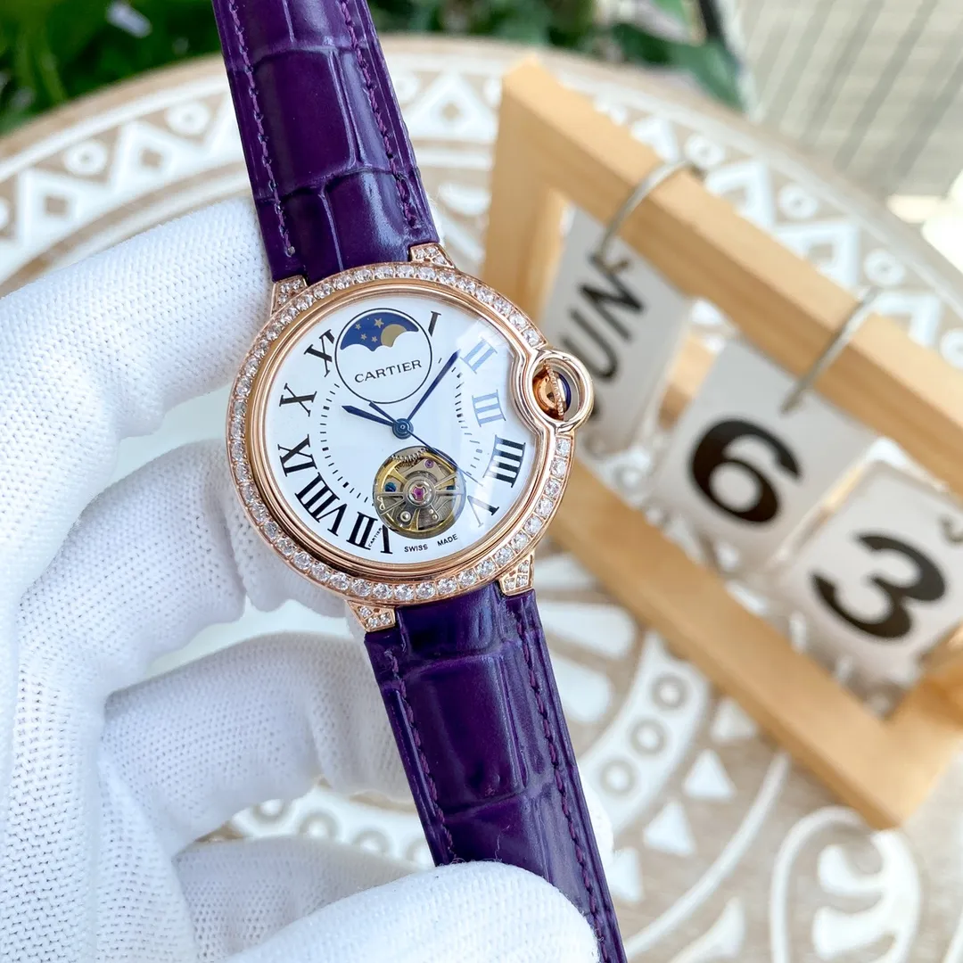【Foreign Trade Import】💰1720! The Cartier Blue Balloon series and tourbillon mechanical women's watches are now on the market, exuding fashionable beauty. The operation of the movement flywheel is clear at a glance, showing nobility and luxury. Paired with imported Italian calfskin, it perfectly blends classicity and innovation. The diameter is 36mm wide and the thickness is 10mm🔥The top quality products are constantly produced🔥