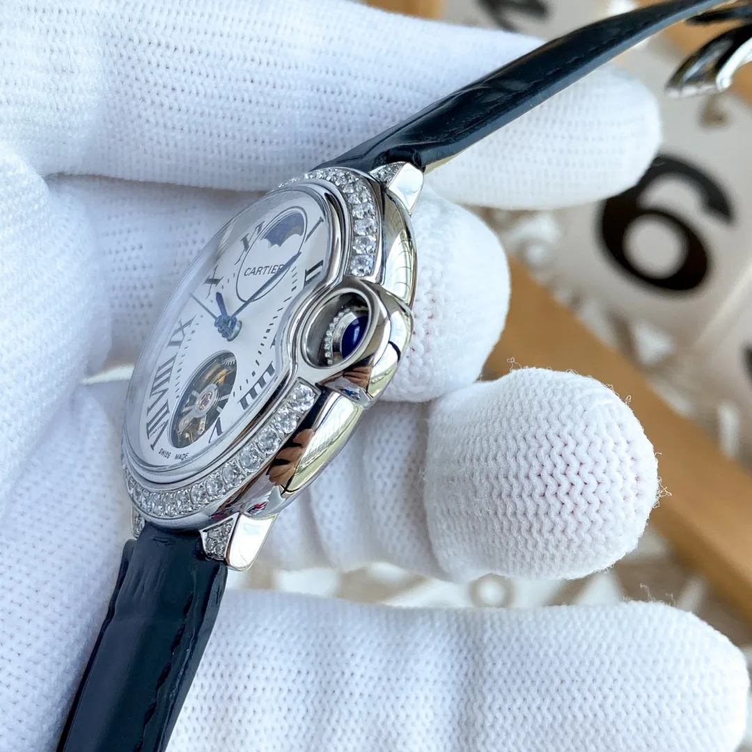 【Foreign Trade Import】💰1720! The Cartier Blue Balloon series and tourbillon mechanical women's watches are now on the market, exuding fashionable beauty. The operation of the movement flywheel is clear at a glance, showing nobility and luxury. Paired with imported Italian calfskin, it perfectly blends classicity and innovation. The diameter is 36mm wide and the thickness is 10mm🔥The top quality products are constantly produced🔥