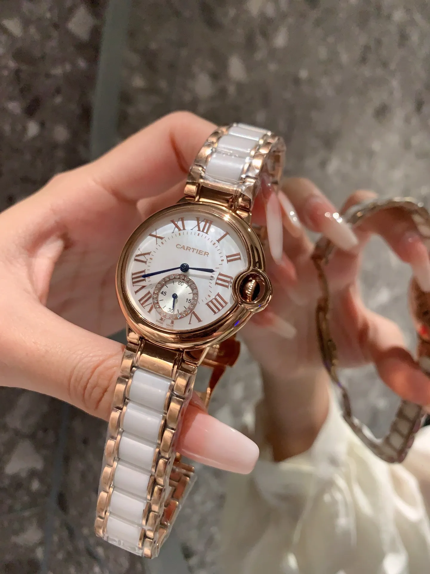 【High-end replica】💰1640! The new fashionable quartz women's model [Cartier] is carefully designed ❤️ versatile and durable to look at 💞 comfortable to wear 💗 popular basket balloon, the aperture has a glossy feel, and the diamond ring has a jewelry feel. It adopts imported quartz movement and is matched with the most fashionable steel band between ceramics. It is gorgeous and unique but not complicated. The whole watch is elegant and harmonious. The dial is retro and has an aristocratic temperament. ❣️Size 36mm*9mm