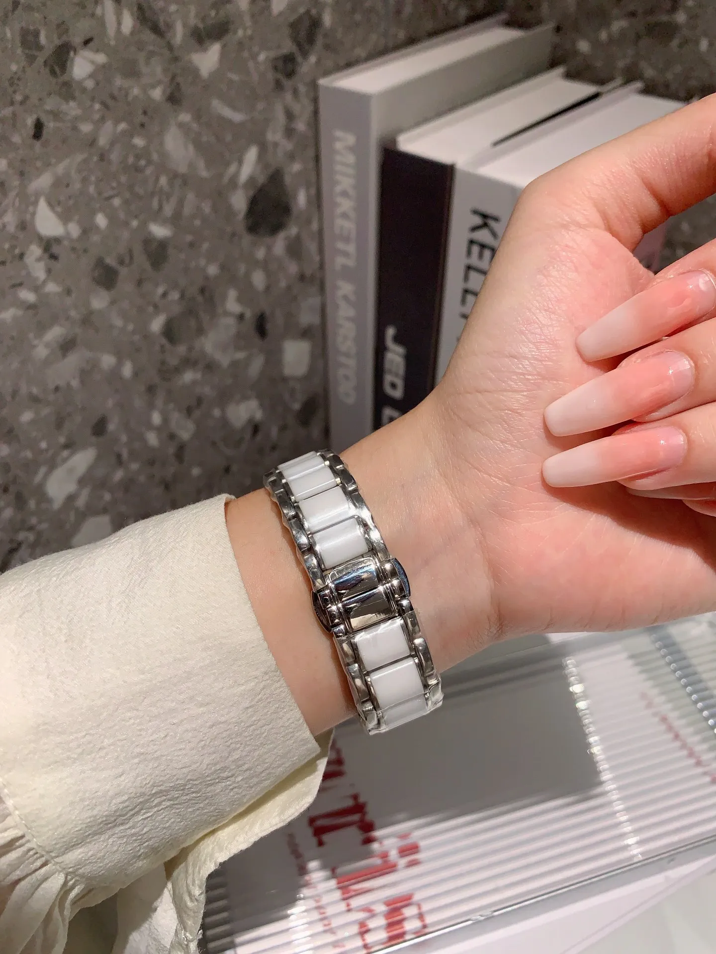 【High-end replica】💰1640! The new fashionable quartz women's model [Cartier] is carefully designed ❤️ versatile and durable to look at 💞 comfortable to wear 💗 popular basket balloon, the aperture has a glossy feel, and the diamond ring has a jewelry feel. It adopts imported quartz movement and is matched with the most fashionable steel band between ceramics. It is gorgeous and unique but not complicated. The whole watch is elegant and harmonious. The dial is retro and has an aristocratic temperament. ❣️Size 36mm*9mm