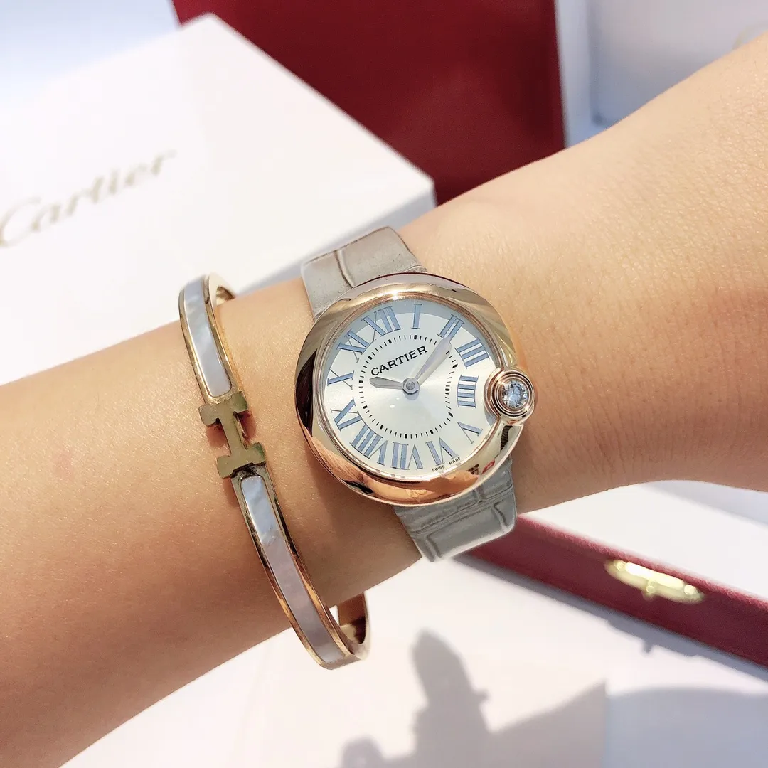 【High-end replica】💰1240! The most whitening balloon Cartier Ballon Blanc de Cartier series! Size 30mm! Counter genuine synchronized version! I fell in love with the white balloon at first sight! "Haze Gray" is super white! The biggest difference between the white balloon and the blue balloon is that there is a rhombus diamond in the fourth position! The low-key leather strap complements the luster of the electroplated 18k rose gold dial! The latest styles from the counter will not be as popular as blue balloons! (1)Swiss Ronda quartz movement➕(2)With fisheye sapphire mirror glass, the crown at 4 o'clock is set with a 0.14 carat diamond! The color perfectly restores the real diamond! Rhombus-shaped diamonds are different from ordinary zircons on the market! (3) Silver Roman font, not blue! The grilled blue needle hands have also been changed to rose gold! (4) We also spend a lot of money on the watch strap to achieve genuine 1:1 quality and match it with Italian cowhide.