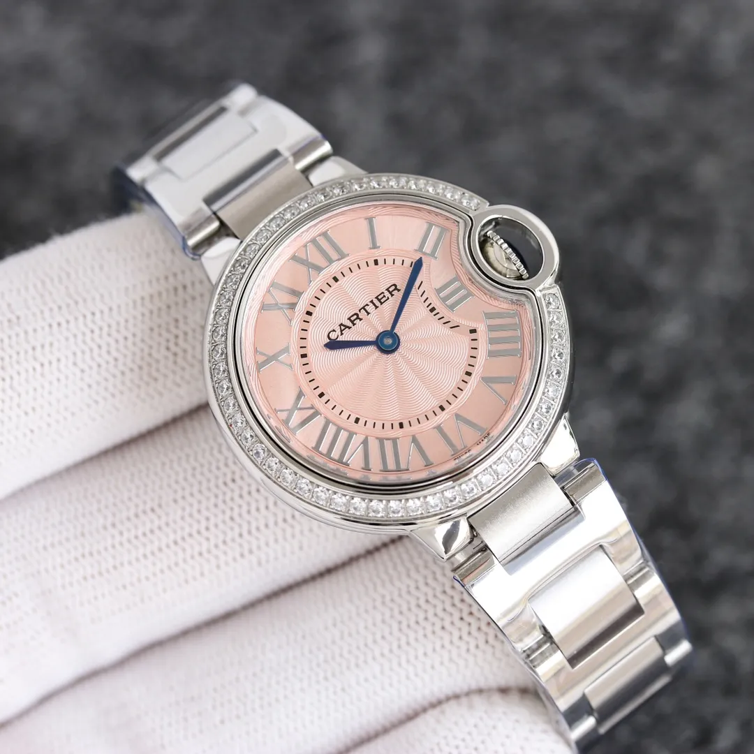 The Taiwanese factory Blue Balloon produces a series of Swiss quartz in a complete range of sizes (look for the bottom cover code 745565xx3489). This series of watches is famous for its delicate style and elegant style in the Cartier watchmaking industry. Of course, this watch must have such characteristics. The color of the stainless steel case makes the watch as light as a balloon, and the blue crown seems to have disobediently deviated from the original planned trajectory, like a playful couple. The Roman numerals on the dial look retro and deep, decorated with guilloche patterns and sword-shaped hands. The entire watch gives people a delicate and considerate feel. Isn’t this what couples need? Built-in: Japan's Citizen fully automatic machine, also with Swiss quartz, water drop (fish eye bubble) sapphire glass mirror, highly waterproof, burnt steel blue pointer color, curvature shape of the crown