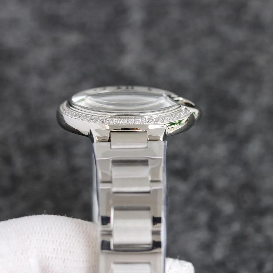 The Taiwanese factory Blue Balloon produces a series of Swiss quartz in a complete range of sizes (look for the bottom cover code 745565xx3489). This series of watches is famous for its delicate style and elegant style in the Cartier watchmaking industry. Of course, this watch must have such characteristics. The color of the stainless steel case makes the watch as light as a balloon, and the blue crown seems to have disobediently deviated from the original planned trajectory, like a playful couple. The Roman numerals on the dial look retro and deep, decorated with guilloche patterns and sword-shaped hands. The entire watch gives people a delicate and considerate feel. Isn’t this what couples need? Built-in: Japan's Citizen fully automatic machine, also with Swiss quartz, water drop (fish eye bubble) sapphire glass mirror, highly waterproof, burnt steel blue pointer color, curvature shape of the crown