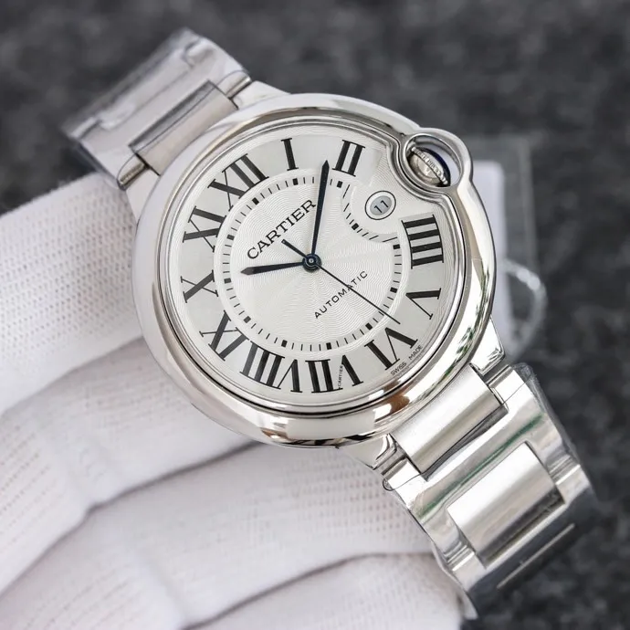 The 42 size upgraded version of the Taiwan factory is equipped with 2824 Ruijie, 1, dark yellow lettering, 2 baked blue hands, 3 original sand buckle, 4 centered handle, 5, obvious crescent. This series of watches is famous for its delicate style and elegant style in the Cartier watchmaking industry. Of course, this watch must have such characteristics. The color of the stainless steel case makes the watch as light as a balloon, and the blue crown seems to have disobediently deviated from the original planned trajectory, like a playful couple. The Roman numeral hour markers look retro and deep on the dial, decorated with guilloche patterns and sword-shaped hands. The entire watch gives people a delicate and considerate feel. Isn’t that what couples need? Waterdrop (fish eye bubble) sapphire glass mirror. Highly waterproof. Curved handle shape.