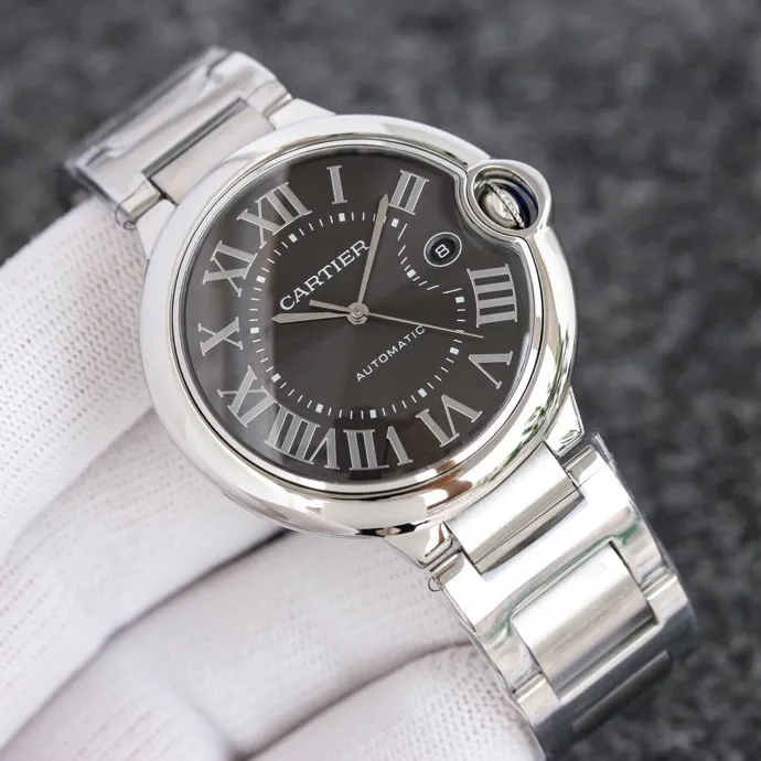 The 42 size upgraded version of the Taiwan factory is equipped with 2824 Ruijie, 1, dark yellow lettering, 2 baked blue hands, 3 original sand buckle, 4 centered handle, 5, obvious crescent. This series of watches is famous for its delicate style and elegant style in the Cartier watchmaking industry. Of course, this watch must have such characteristics. The color of the stainless steel case makes the watch as light as a balloon, and the blue crown seems to have disobediently deviated from the original planned trajectory, like a playful couple. The Roman numeral hour markers look retro and deep on the dial, decorated with guilloche patterns and sword-shaped hands. The entire watch gives people a delicate and considerate feel. Isn’t that what couples need? Waterdrop (fish eye bubble) sapphire glass mirror. Highly waterproof. Curved handle shape.