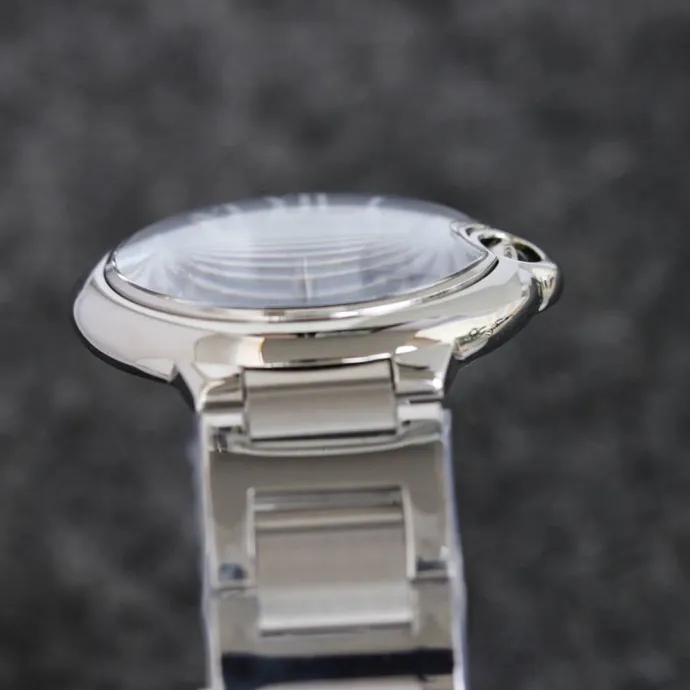 The 42 size upgraded version of the Taiwan factory is equipped with 2824 Ruijie, 1, dark yellow lettering, 2 baked blue hands, 3 original sand buckle, 4 centered handle, 5, obvious crescent. This series of watches is famous for its delicate style and elegant style in the Cartier watchmaking industry. Of course, this watch must have such characteristics. The color of the stainless steel case makes the watch as light as a balloon, and the blue crown seems to have disobediently deviated from the original planned trajectory, like a playful couple. The Roman numeral hour markers look retro and deep on the dial, decorated with guilloche patterns and sword-shaped hands. The entire watch gives people a delicate and considerate feel. Isn’t that what couples need? Waterdrop (fish eye bubble) sapphire glass mirror. Highly waterproof. Curved handle shape.
