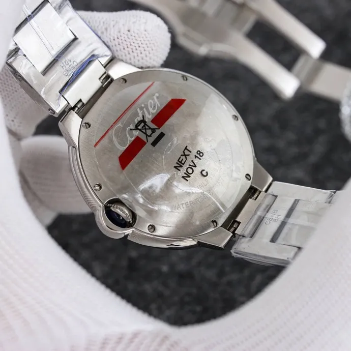The 42 size upgraded version of the Taiwan factory is equipped with 2824 Ruijie, 1, dark yellow lettering, 2 baked blue hands, 3 original sand buckle, 4 centered handle, 5, obvious crescent. This series of watches is famous for its delicate style and elegant style in the Cartier watchmaking industry. Of course, this watch must have such characteristics. The color of the stainless steel case makes the watch as light as a balloon, and the blue crown seems to have disobediently deviated from the original planned trajectory, like a playful couple. The Roman numeral hour markers look retro and deep on the dial, decorated with guilloche patterns and sword-shaped hands. The entire watch gives people a delicate and considerate feel. Isn’t that what couples need? Waterdrop (fish eye bubble) sapphire glass mirror. Highly waterproof. Curved handle shape.