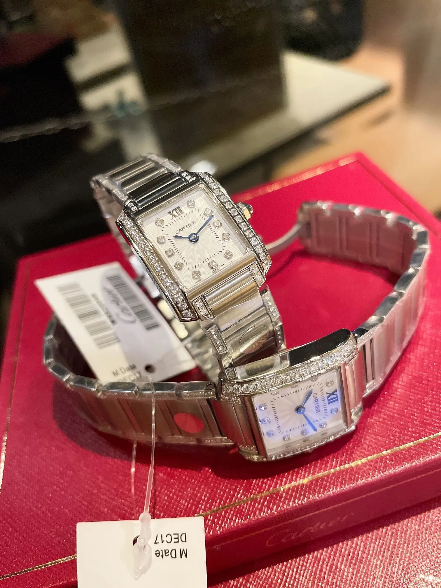 【High-end replica】💰1500! The French Tank series launched by Cartier in 1996, the case and strap are integrated into one design, making it the ultimate development of Cartier watch design. The jagged strap joints of its metal strap vividly represent the feeling of tank tracks, making this tank-inspired watch even more worthy of its name. The watch is exquisite and compact, very suitable for professional women to wear. French tank size: Small 25×20mm Medium 30×25mm