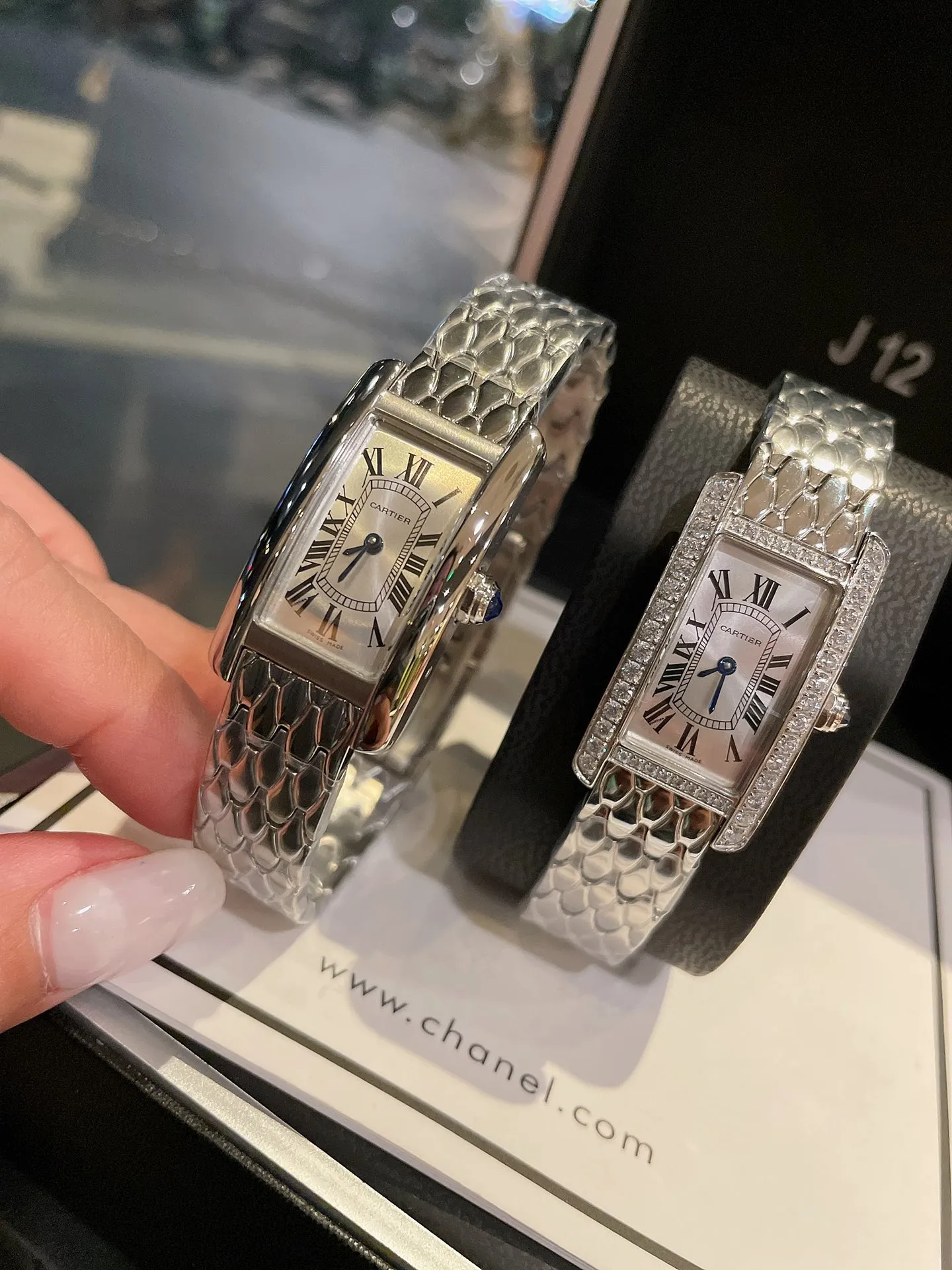 【High-end replica】💰1240! Cartier Tank Américaine watch, small model, uses sapphire crystal mirror and Swiss quartz movement. Original open mold, stainless steel case, octagonal crown, set with a synthetic blue spinel, silver-plated dial, sword-shaped blue steel hands, with original smooth folding clasp, made of imported multi-color calfskin. The Tank Américaine is a large and elegant watch that is favored by connoisseurs. Case dimensions: 34.80 x 19.00 mm.