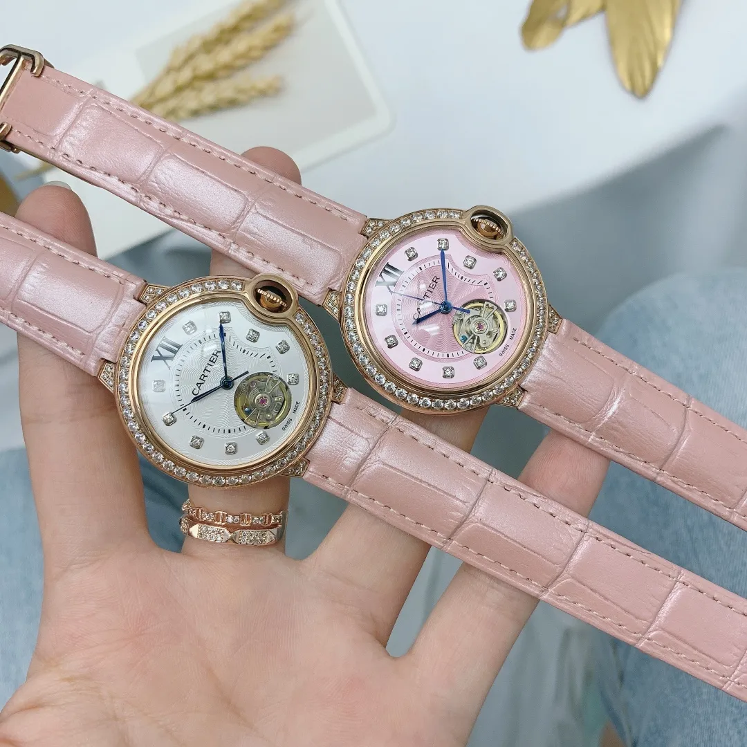 【Foreign Trade Import】💰1720! If you want to buy a gift from Cartier for your girlfriend, buy the Blue Balloon: (The women’s watch 36mm is so good-looking) “🎈🎈—The Blue Balloon’s exclusive custom-made close-bottom mechanical watch—another benefit for women—36mm is more suitable for the wrist! The latest stone surface! New style! ❤️Cartier’s Cartier Blue Balloon Tourbillon series mechanical women’s watch is now on the market Blue hands, fully automatic mechanical watch, imported double-sided first-layer waterproof cowhide, original steel buckle & 316L stainless steel strap, top-grade 316 stainless steel case, super coated wear-resistant mirror, diameter 36*10 Welcome to reprint!