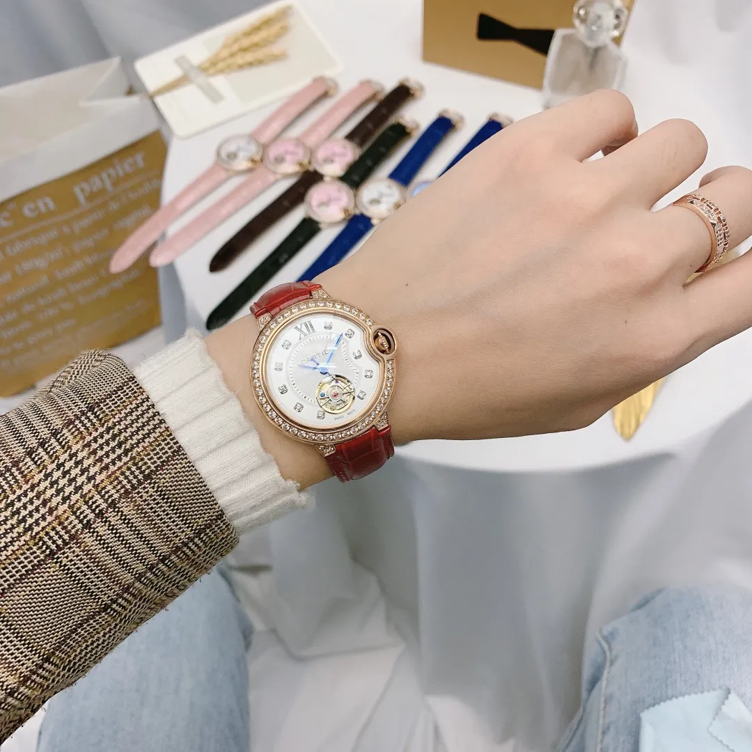 【Foreign Trade Import】💰1720! If you want to buy a gift from Cartier for your girlfriend, buy the Blue Balloon: (The women’s watch 36mm is so good-looking) “🎈🎈—The Blue Balloon’s exclusive custom-made close-bottom mechanical watch—another benefit for women—36mm is more suitable for the wrist! The latest stone surface! New style! ❤️Cartier’s Cartier Blue Balloon Tourbillon series mechanical women’s watch is now on the market Blue hands, fully automatic mechanical watch, imported double-sided first-layer waterproof cowhide, original steel buckle & 316L stainless steel strap, top-grade 316 stainless steel case, super coated wear-resistant mirror, diameter 36*10 Welcome to reprint!