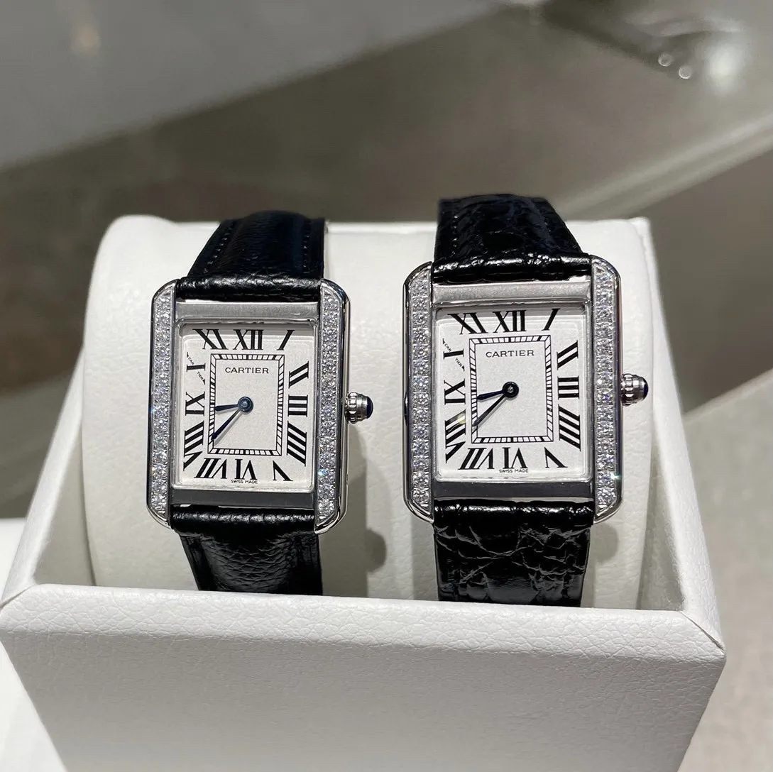 【High-end replica】💰1360! Cartier tank series retro watch TANK tank series! The lettering adopts three-dimensional protrusion, 316L stainless steel version, couple watch, imported Swiss movement, three codes in one. Medium size 27MMX34MM, small size 24MMX31MM. The details are polished, the color of the hands, the curvature of the handle, the original pebbled leather belt, the original stainless steel belt, with sticker code, color distribution: white shell, gold shell, rose gold shell, strap colors are complete! Imported Swiss movement, Sapphire TankSolo’s ingenuity is worth owning!