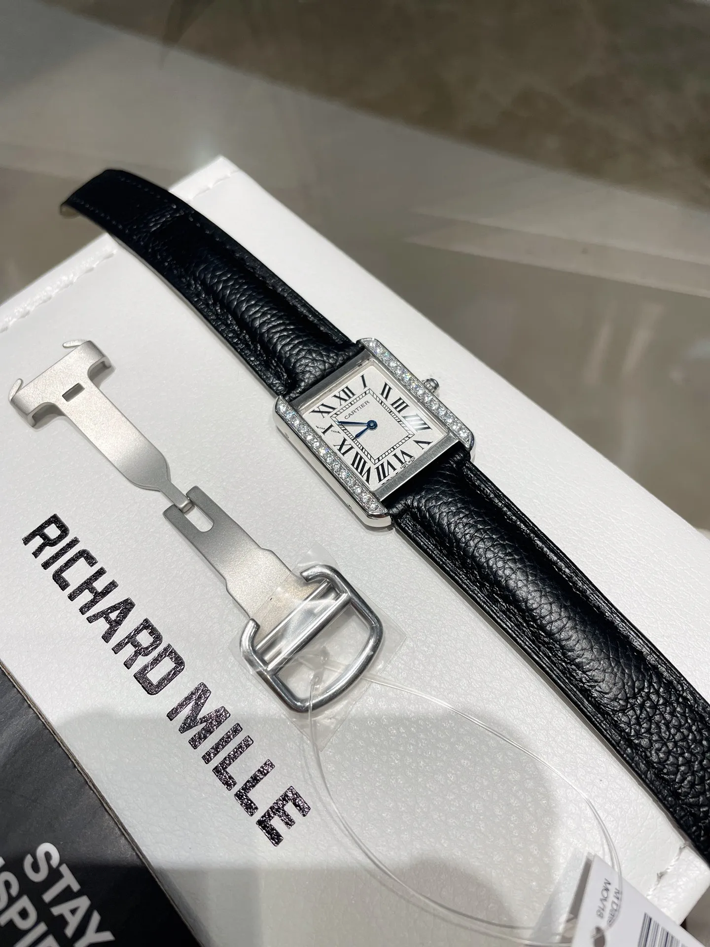 【High-end replica】💰1360! Cartier tank series retro watch TANK tank series! The lettering adopts three-dimensional protrusion, 316L stainless steel version, couple watch, imported Swiss movement, three codes in one. Medium size 27MMX34MM, small size 24MMX31MM. The details are polished, the color of the hands, the curvature of the handle, the original pebbled leather belt, the original stainless steel belt, with sticker code, color distribution: white shell, gold shell, rose gold shell, strap colors are complete! Imported Swiss movement, Sapphire TankSolo’s ingenuity is worth owning!