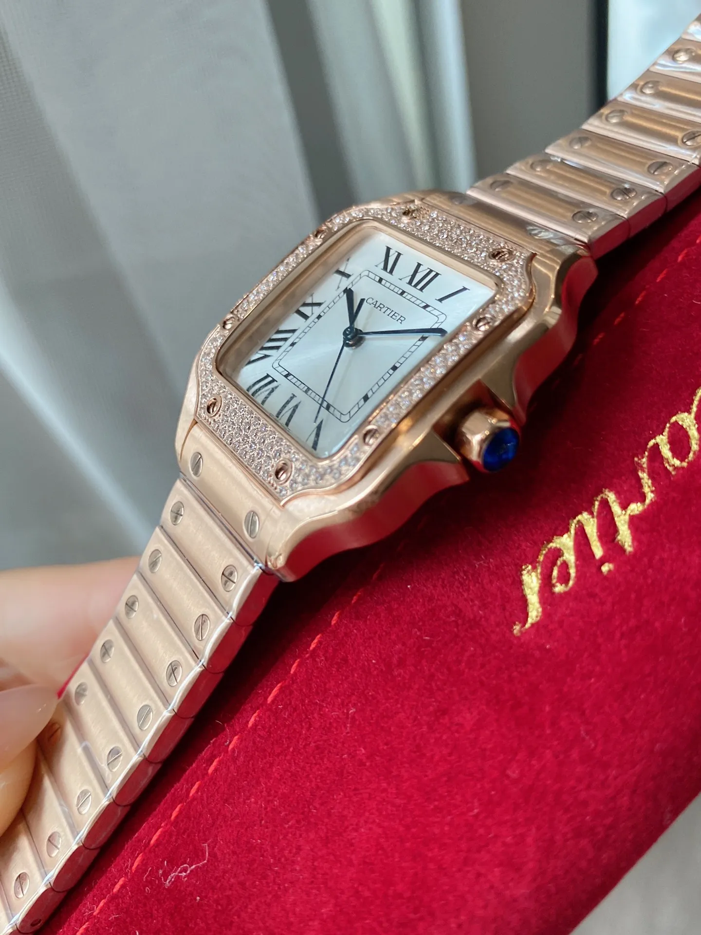 【High-end replica】💰1520! The first public launch of the new V12 version of Cartier, 35mm women's Santos (ultra-thin series) exclusive customized Cartier red bag, genuine original order mold opening, movement type: imported quartz movement. Table diameter: Female 35 Case material: 316 stainless steel. The steel belt has Cartier's unique screws, and the belt is calfskin imported from Italy. The details and workmanship are consistent with the original product. Taiwan G Factory v12 version exclusive quality ⚠️⚠️ (exclusively equipped with a red bag) no returns or exchanges will be accepted without a bag.
