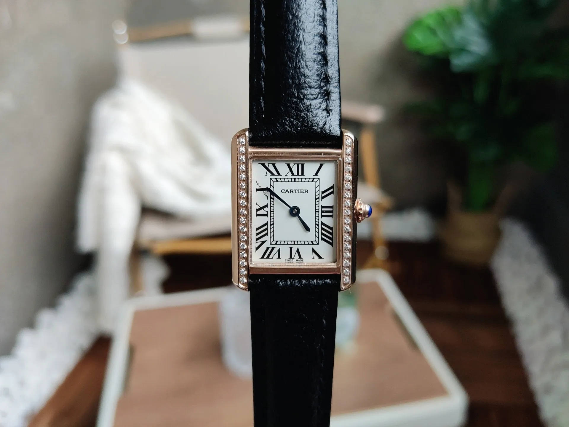 【High-end replica】💰1040! Cartier Tank series watch, high quality original model, stone movement. Fine watch steel case, round bead crown, inlaid with a cabochon synthetic spinel, silver-plated bead watch disc, Roman numeral hour markers, sword-shaped steel blue hands, crystal surface, imported calfskin watch with interchangeable strap, stainless steel folding watch folding buckle. Watch size: small size 31 x 24.4 mm, medium size 34.8 x 27.4 mm