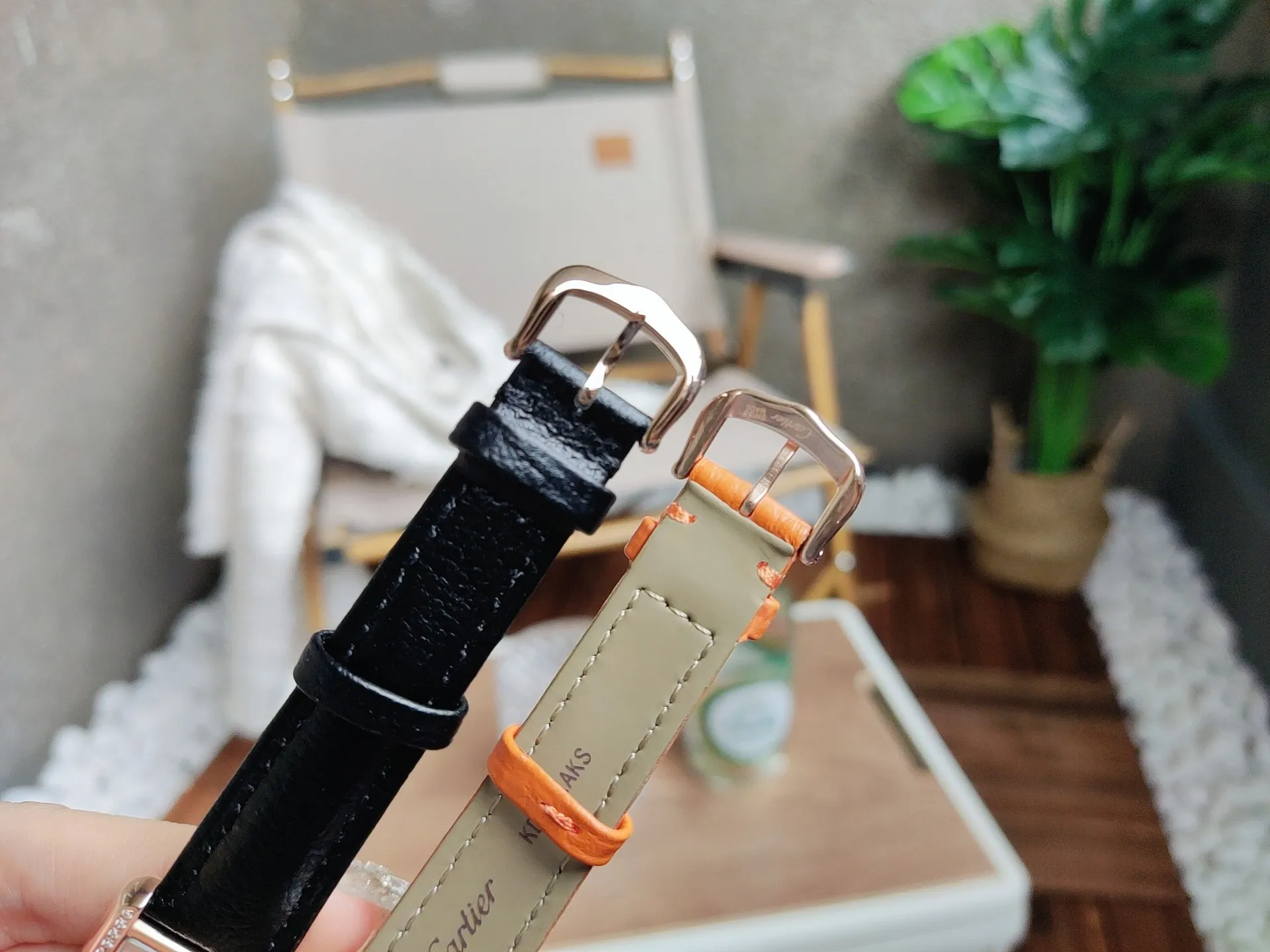 【High-end replica】💰1040! Cartier Tank series watch, high quality original model, stone movement. Fine watch steel case, round bead crown, inlaid with a cabochon synthetic spinel, silver-plated bead watch disc, Roman numeral hour markers, sword-shaped steel blue hands, crystal surface, imported calfskin watch with interchangeable strap, stainless steel folding watch folding buckle. Watch size: small size 31 x 24.4 mm, medium size 34.8 x 27.4 mm