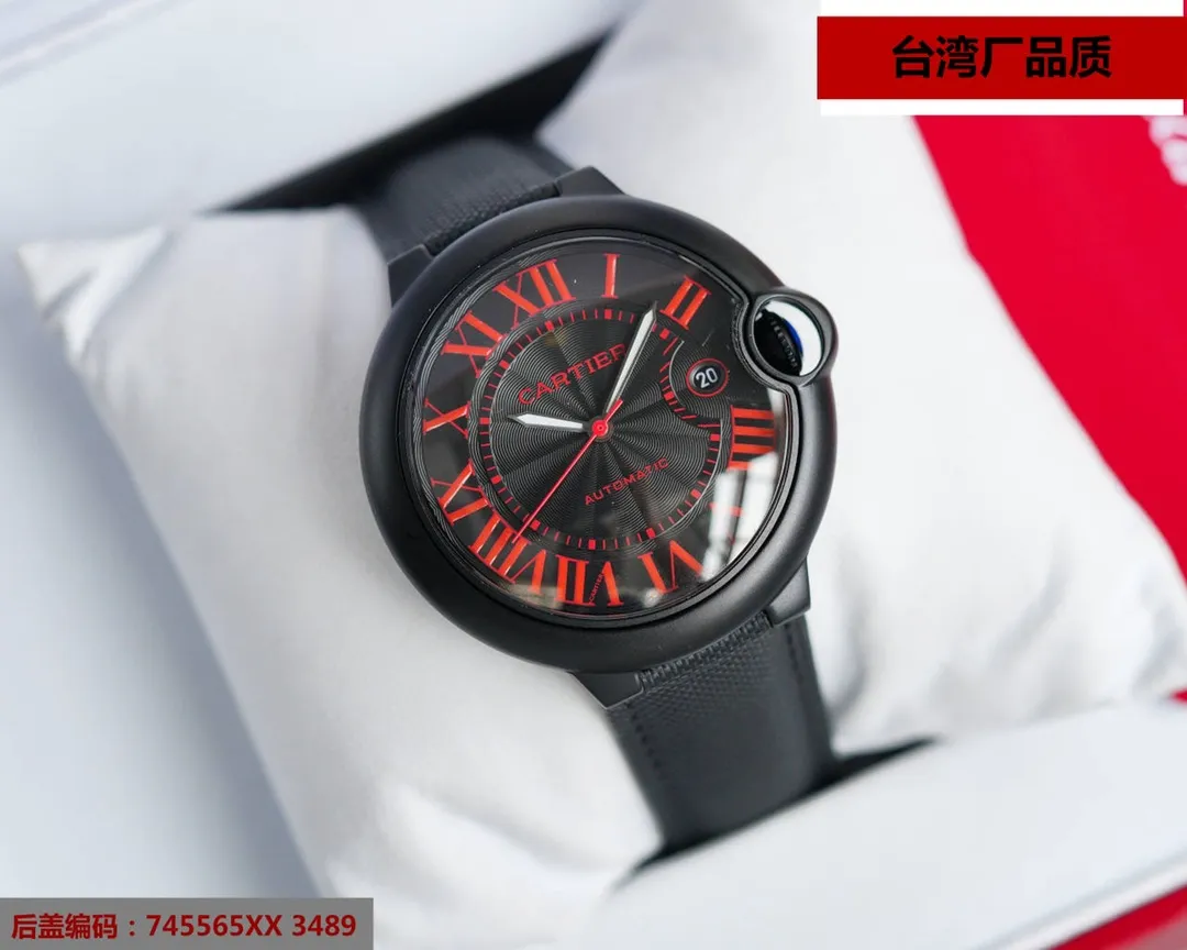 【Top replica】💰2400! Taiwan factory blue balloon V12 version, 42 size 8215 Japanese machine, (look for the bottom cover code 745565xx3489), this series of watches is famous for its delicate style and elegant style in the Cartier watchmaking industry. Of course, this watch must have such characteristics. The color of the stainless steel case makes the watch as light as a balloon, and the blue crown seems to have disobediently deviated from the original planned trajectory, like a playful couple. The Roman numerals on the dial look retro and deep, decorated with guilloche patterns and sword-shaped hands. The entire watch gives people a delicate and considerate feel. Isn’t this what couples need? Built-in: Japan's Citizen fully automatic machine, also with Swiss quartz, water drop (fish eye bubble) sapphire glass mirror, highly waterproof, burnt steel blue pointer color, curvature shape of the crown