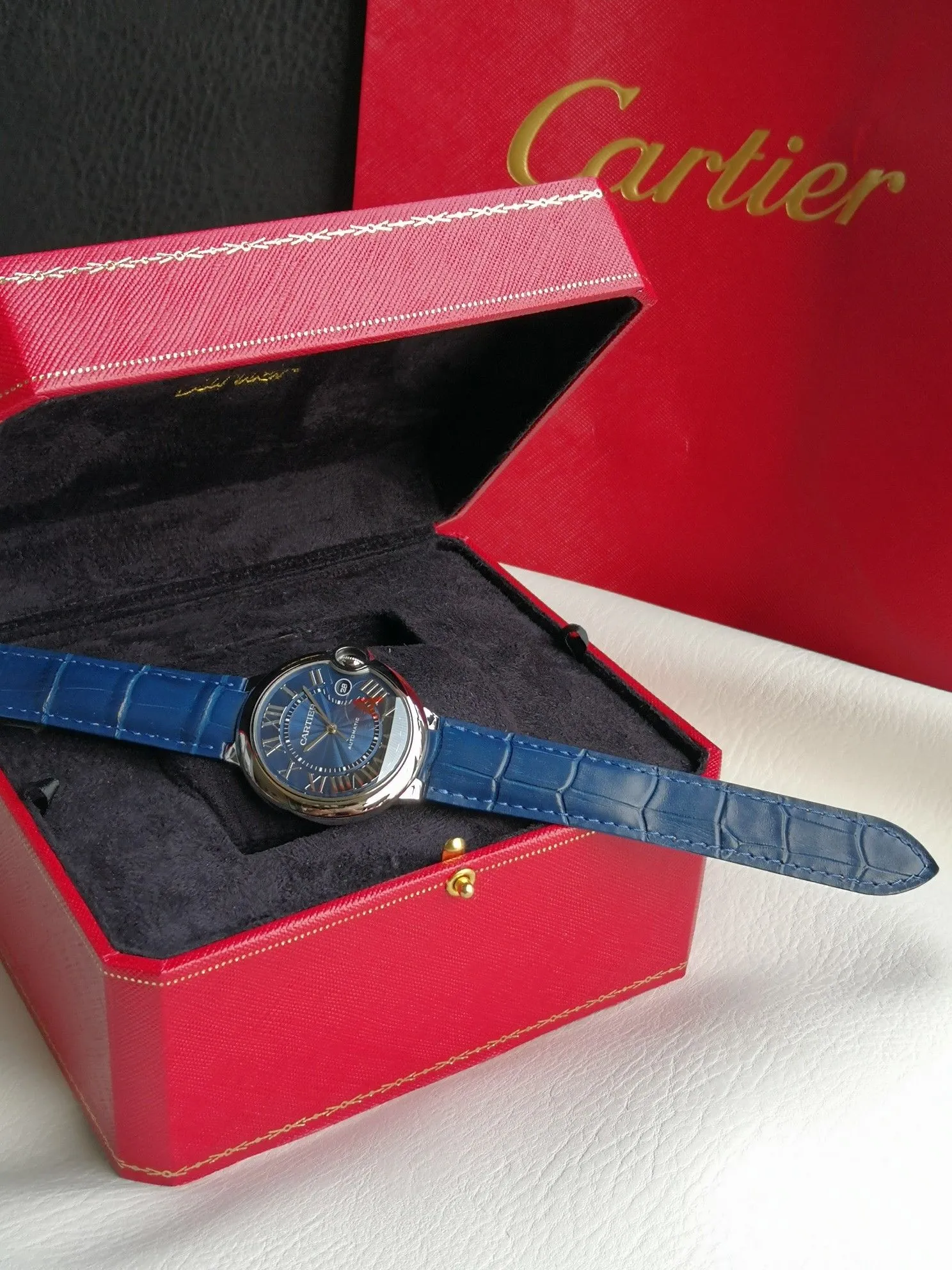 【High-end replica】💰1080! 【Taiwan Factory】💰1920! 【Top replica】💰3300! Cartier Blue Balloon series watch (guilloché dial, 2824-2 fully automatic machine, 42 mm), pays tribute to the retrograde, God bless the world! This picture was taken as a top-notch replica!