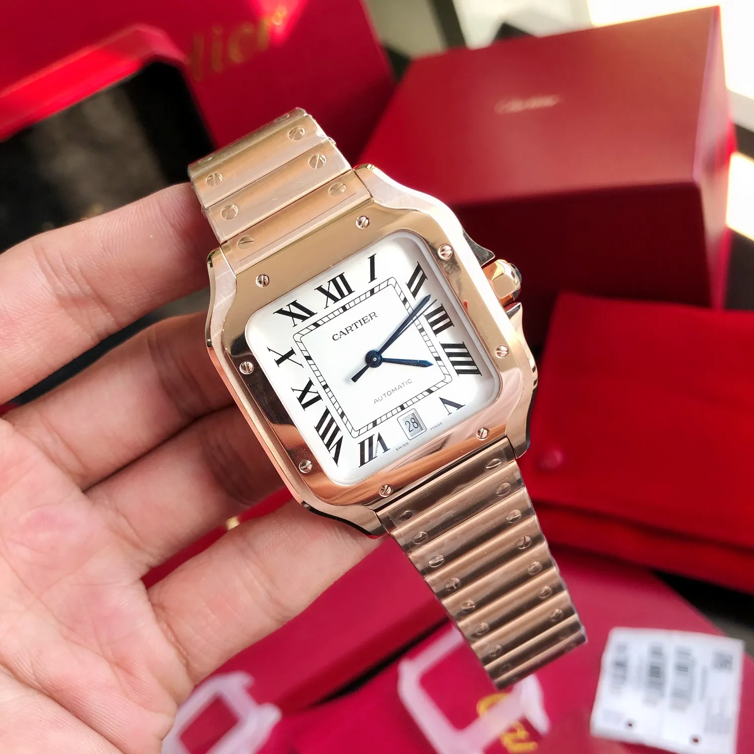 【High-end replica】💰1300! 【Customized all-in-one machine】💰1900! 【Top Replica】💰Private chat! The Cartier Santos de Cartier watch can be said to be the world's first real watch. It has a history of a hundred years. In 1904, Cartier launched a watch that could be worn on the wrist and named it after his close friend Santos. This is the origin of the Santos watch. The so-called "watches" at that time were just some "expedient" watches, which were pocket watches tied to the wrist, with the crown still at 12 o'clock! Santos' pioneering design places the crown at 3 o'clock and inlays a natural spinel on the crown. The blue light has captured the hearts of countless consumers to this day. What I bring to you today is the latest upgraded version of Santos in 2018. It has a new technology upgraded quick-release device. You can remove and remove the strap with just a tap of your bare hands without any tools. The patented technology is unique. It has a 40mm watch diameter, equipped with an imported movement, sapphire mirror, and 100m waterproof. The pictures were taken as top replica real shots!